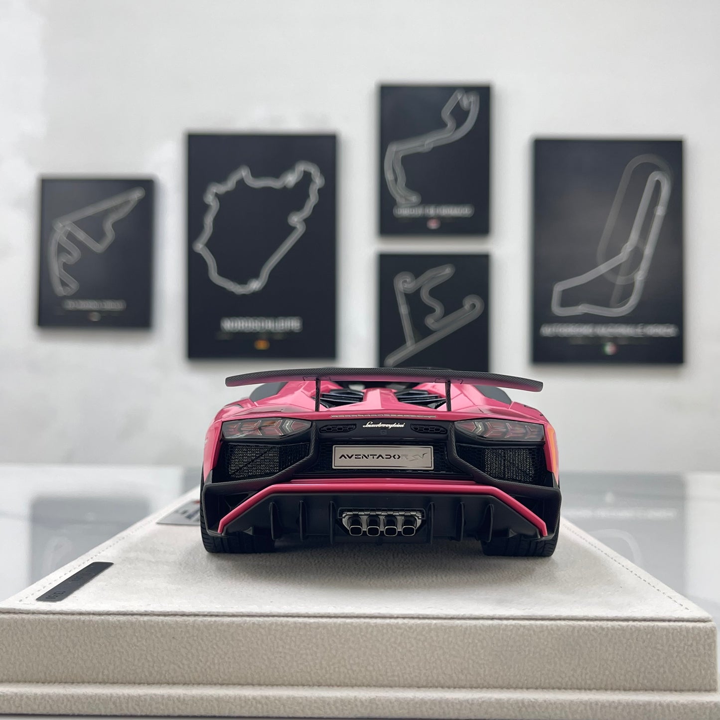 MAKEUP 1/18 Lamborghini Aventador LP750-4 SV Roadster (2015) – Pink (EML007H)