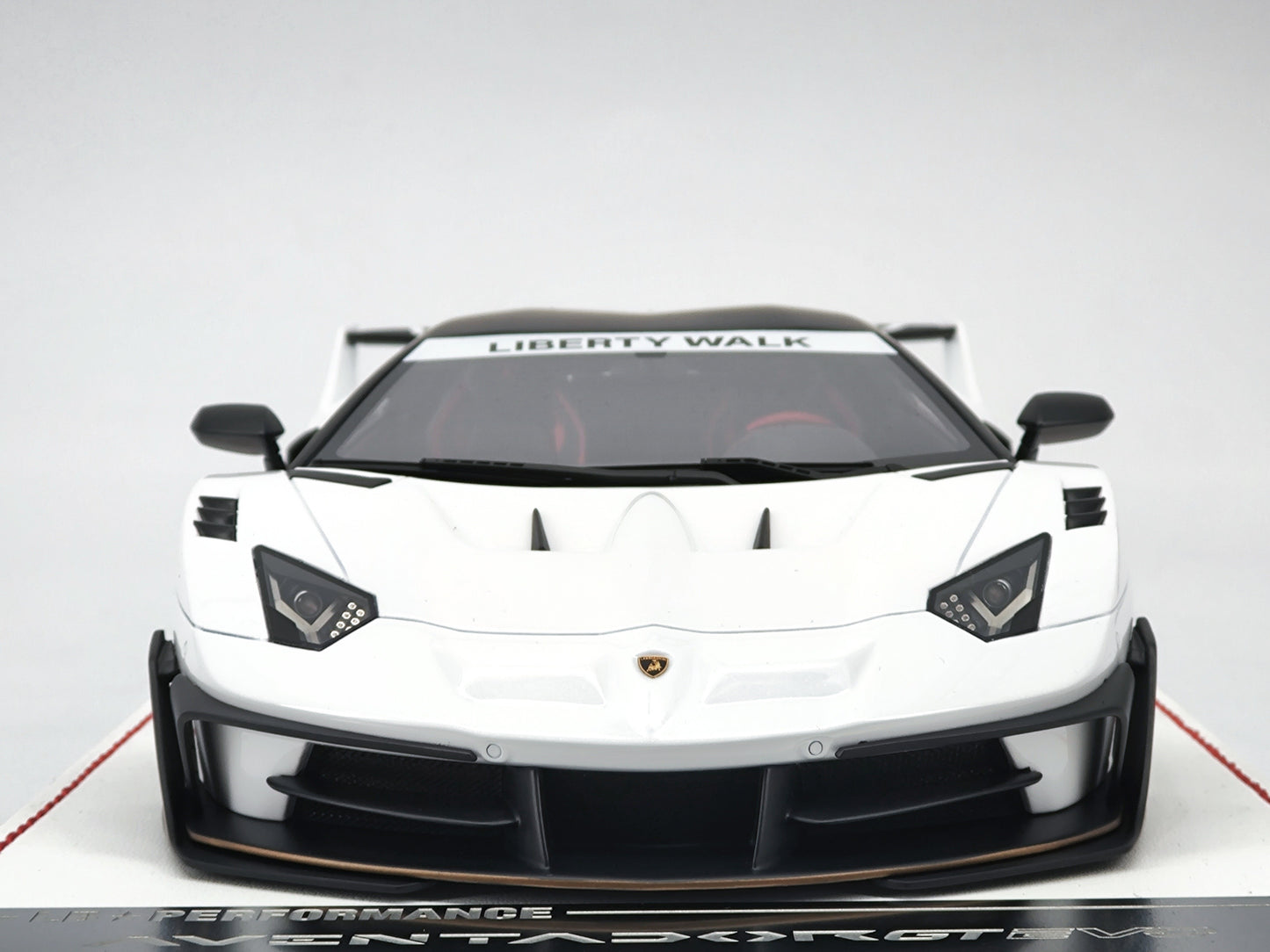 DG 1/18 Lamborghini 700GT EVO White Limited Edition Car Model Ornaments DG180223A