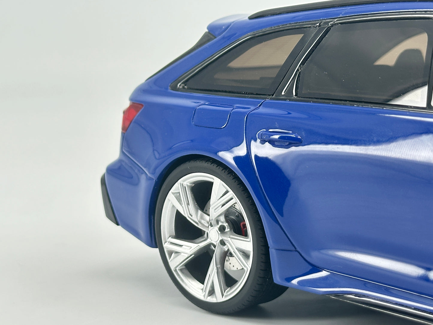 GT Spirit 1/18 Audi RS6 AVANT Blue Simulation Car Model Ornaments