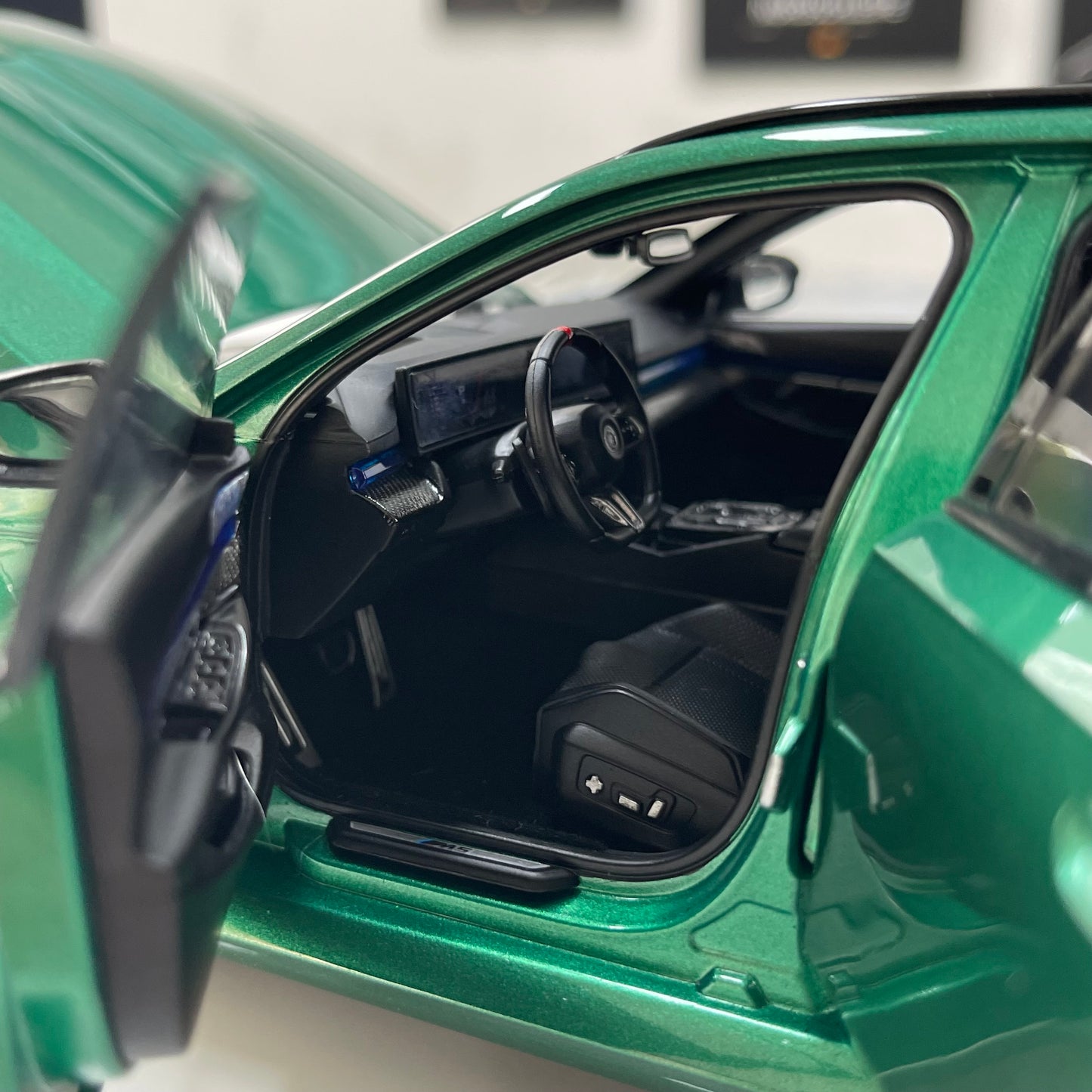 MINICHAMPS 1/18 BMW M5 Touring (2024) – Metallic Green – 110023902