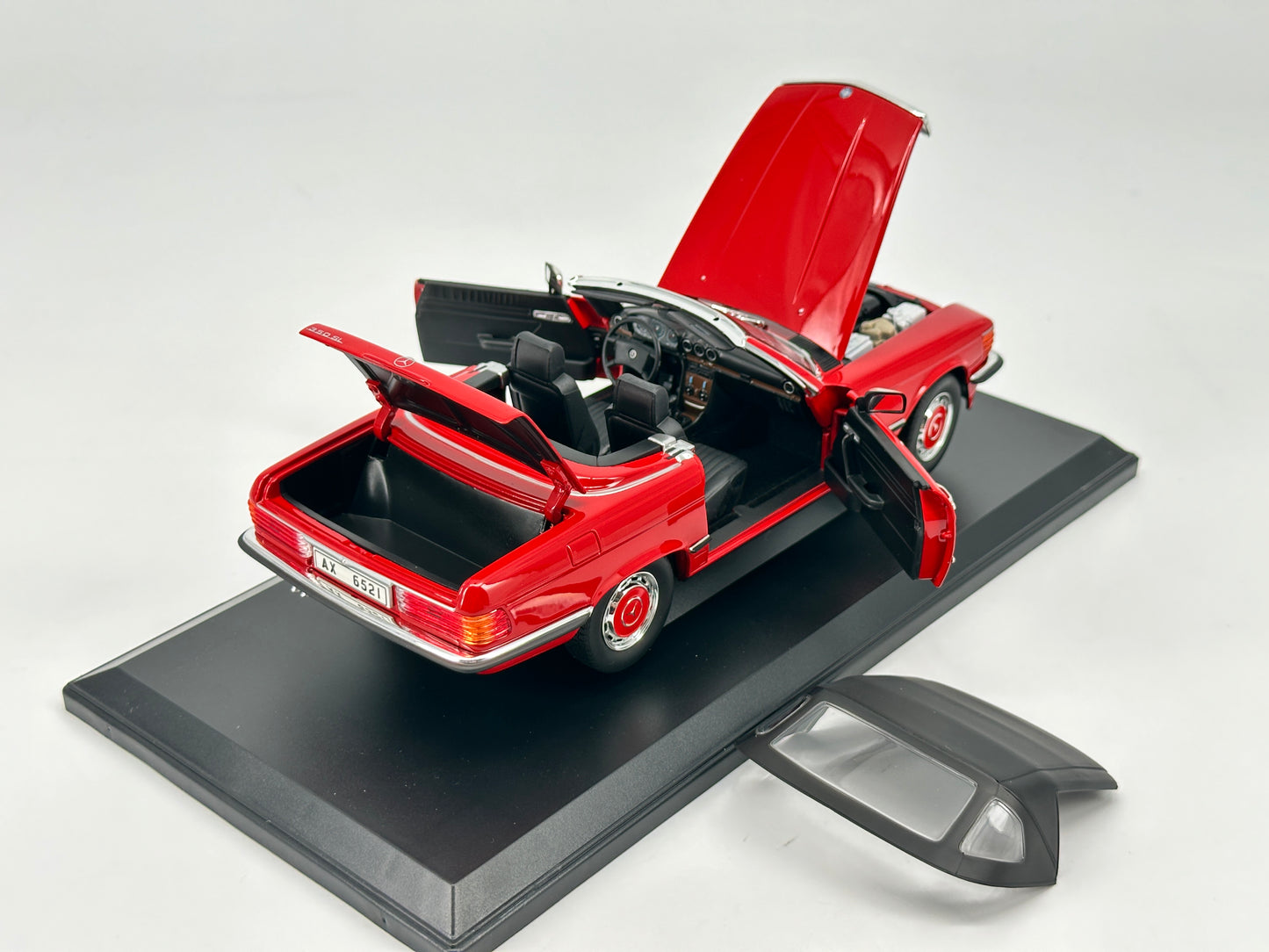 Norev 1/18 Mercedes Benz 350sl 1986 + Bruce Lee figure red car model