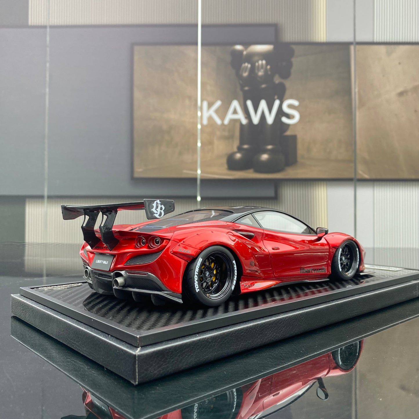 VIP 1/18 Ferrari F8 wide-body modified version simulation car model ornament gift