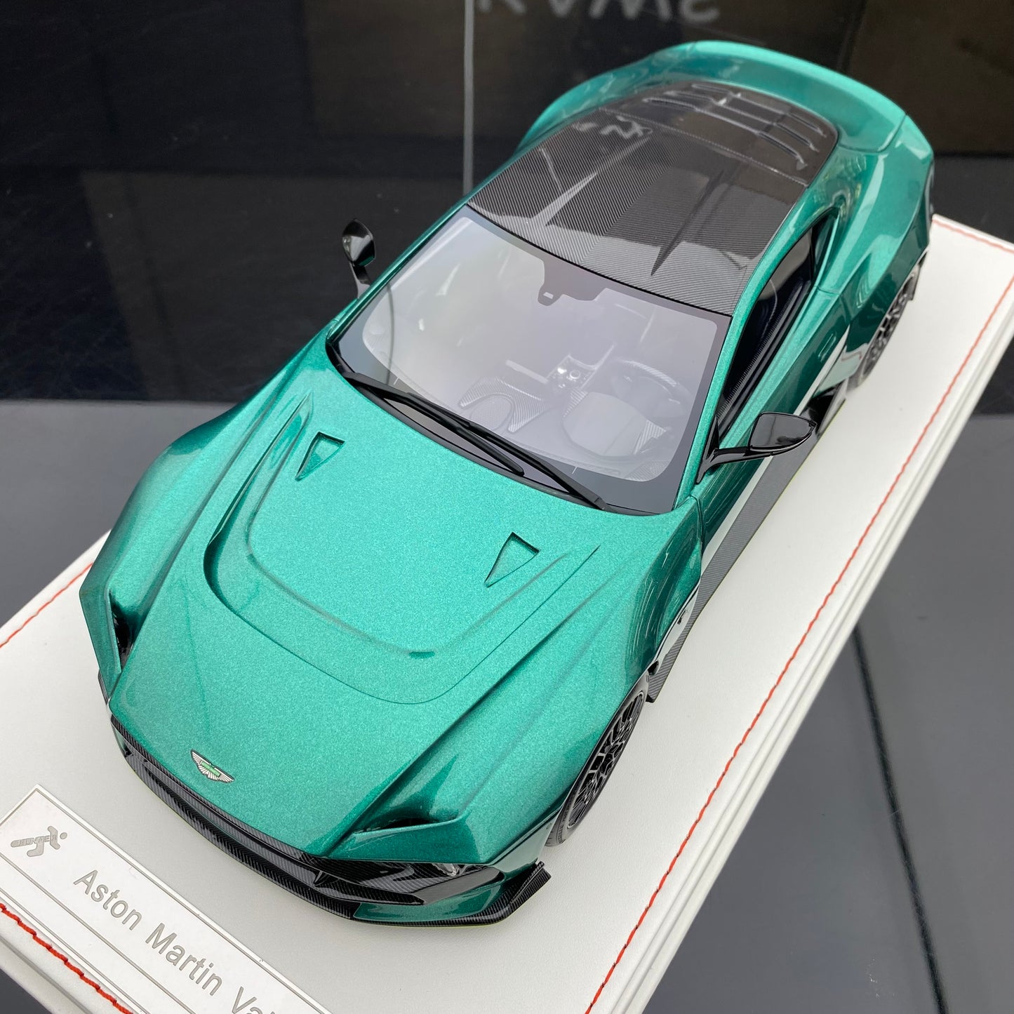 RUNNER 1/18 Aston Martin Valour Simulation Car Model Collection