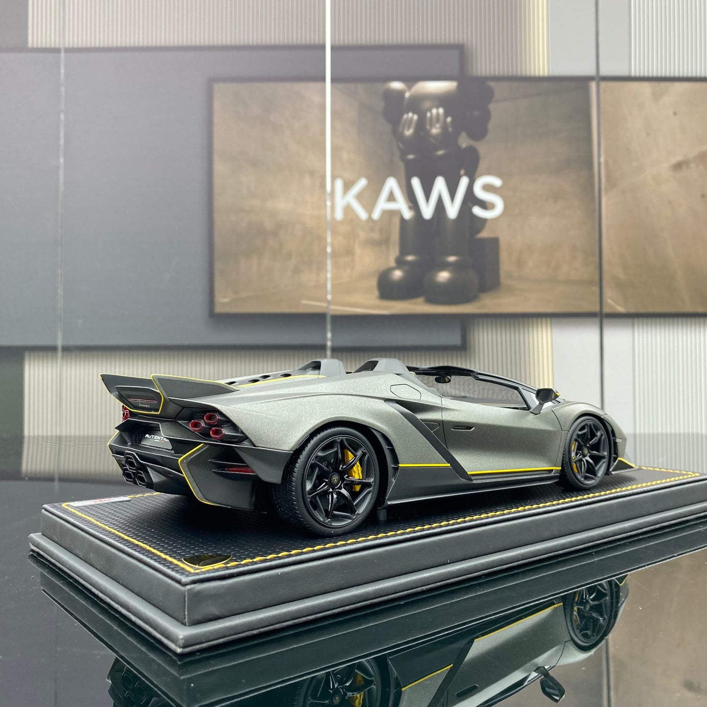 Colección de adornos de simulación de coche Lamborghini Autentica Roadster MR 1/18