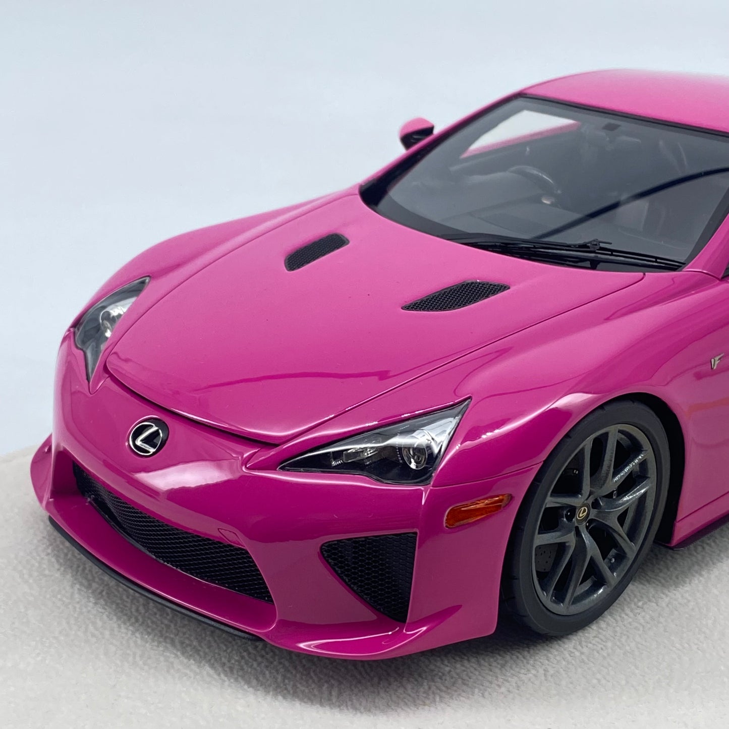 MAKEUP 1/18 Lexus LFA resin simulation car model birthday gift ornaments