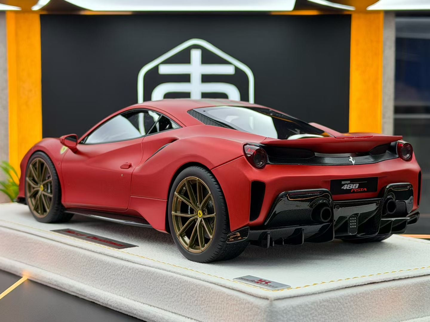 MR 1:18 Ferrari 488 Pista Matt New Rosso Carsa 08/39 DDJ057