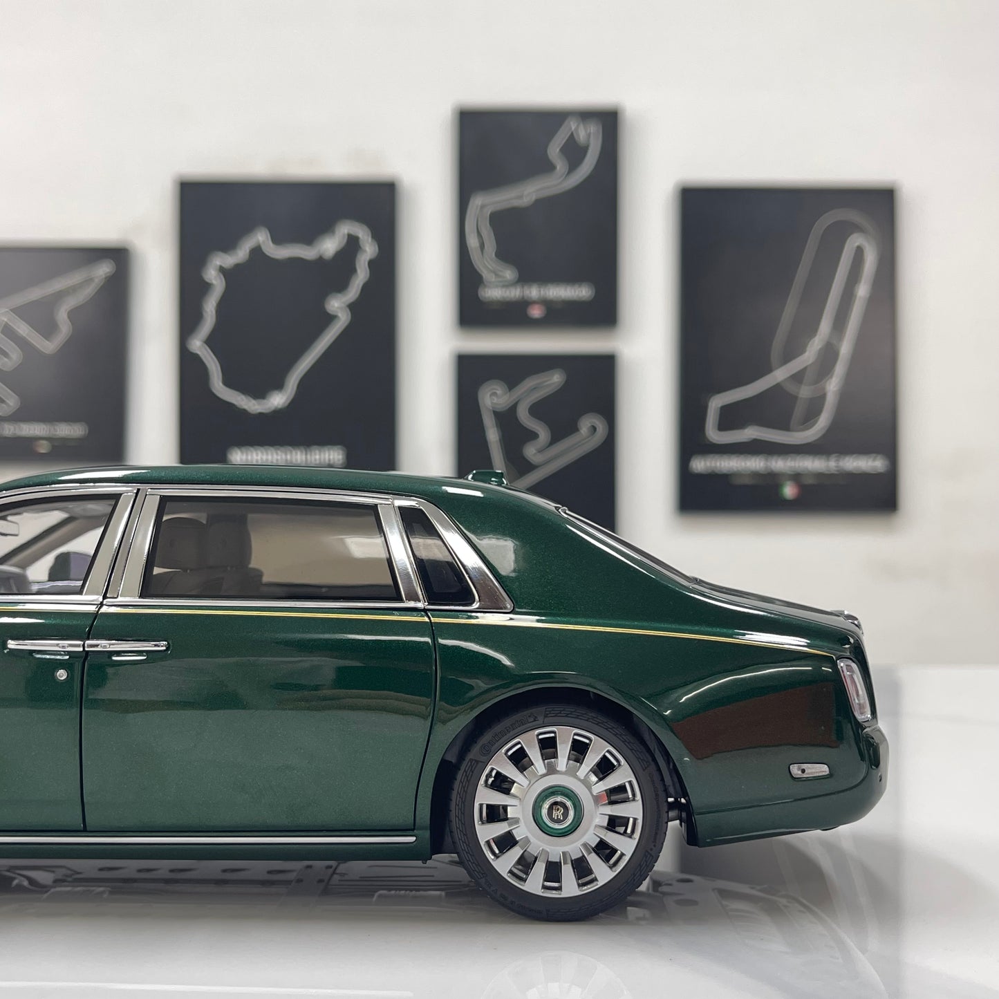 ZP 1/18 Rolls-Royce Phantom VIII (Gold Badge/Luggage Set Edition) – Peninsula Green (ZP117)