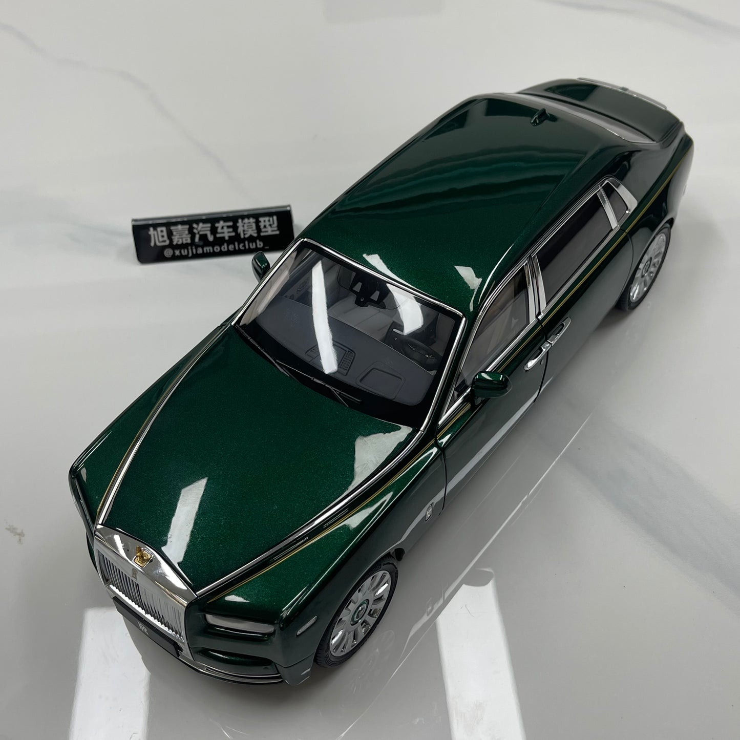 ZP 1/18 Rolls-Royce Phantom VIII (Gold Badge/Luggage Set Edition) – Peninsula Green (ZP117)