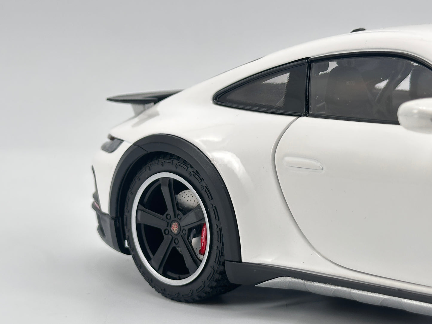MINICHAMPS 1/18 Porsche 911 DAKAR White Alloy Car Model
