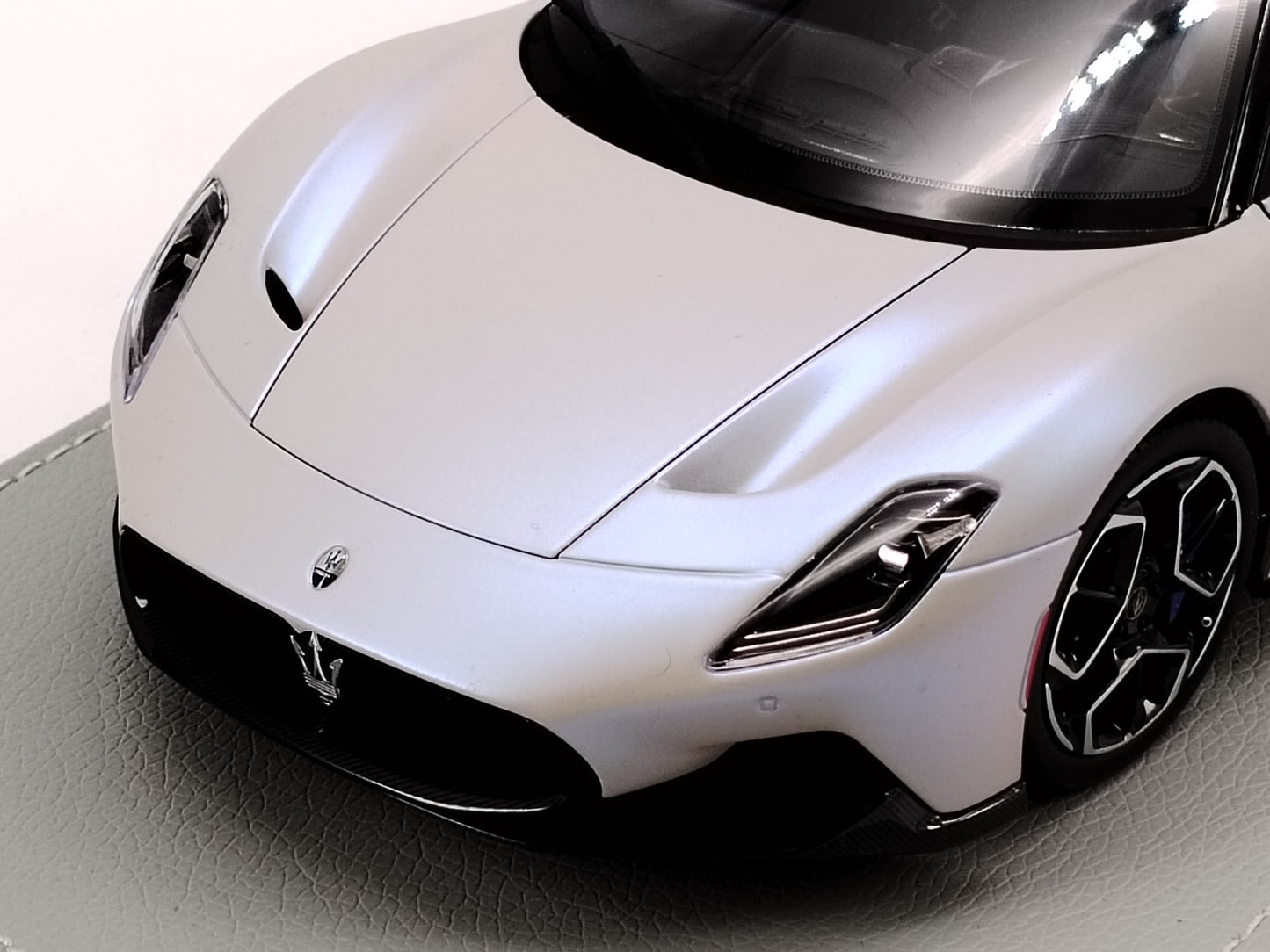 BBR 1/18 Maserati MC20 leather base white alloy model car HE180051ABBR