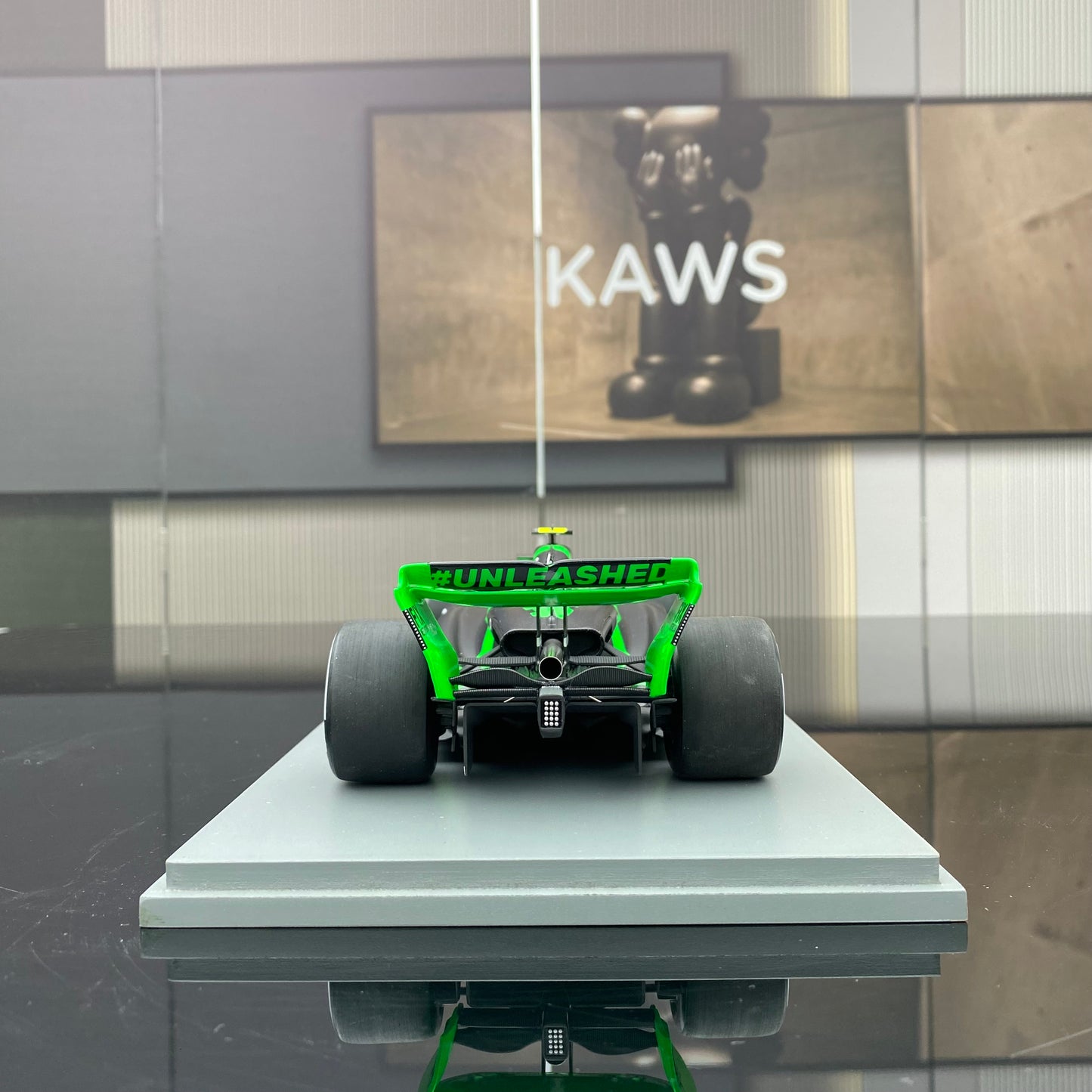 SPARK 1/18 Alfa Romeo Stake Sauber F1 C44 Zhou Guanyu Green Car Model