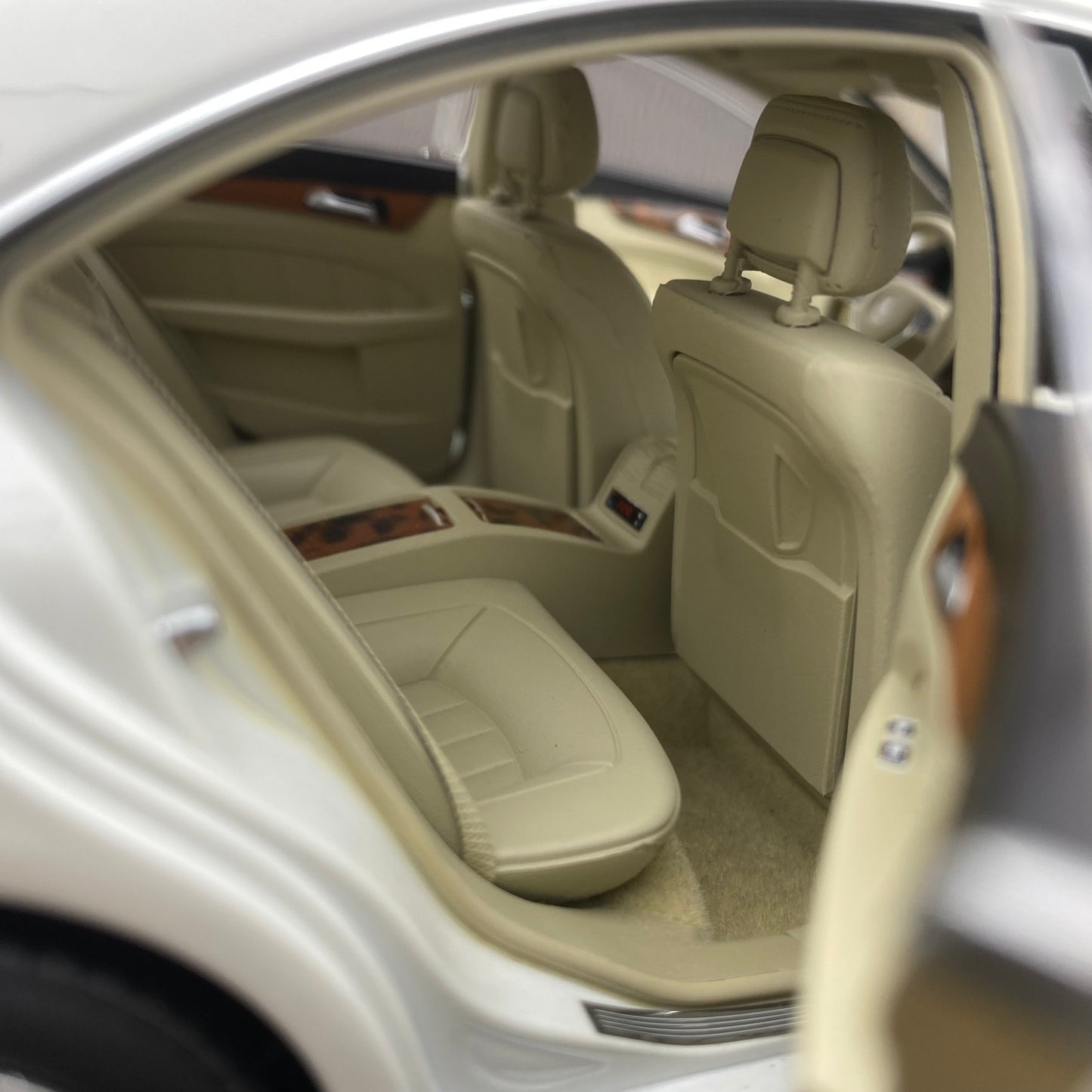 NOREV 1/18 Mercedes-Benz CLS Coupe 2011 Alloy Fully Open White Simulation Car Model Ornament