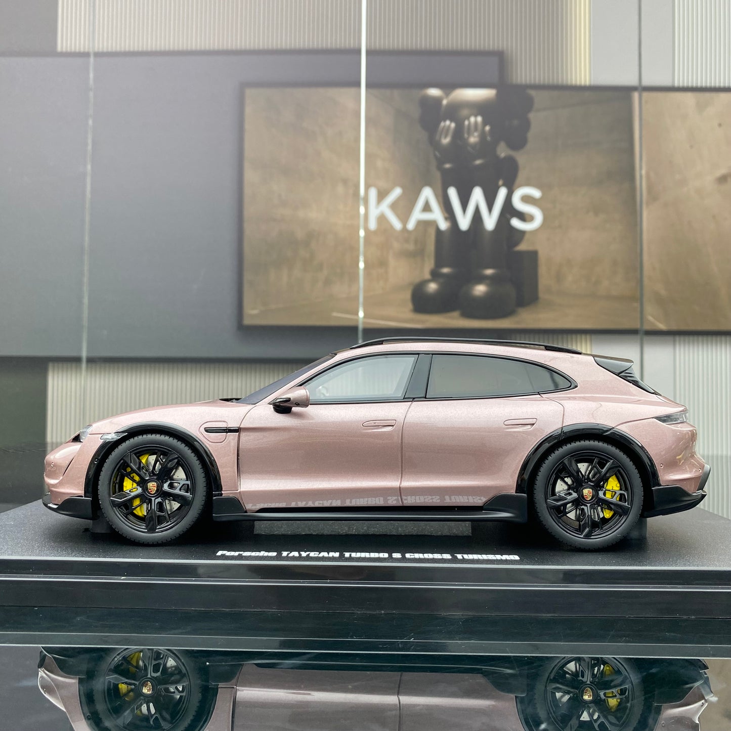 GT Spirit 1/18 Porsche Taycan Turbo S Cross Turismo simulation model