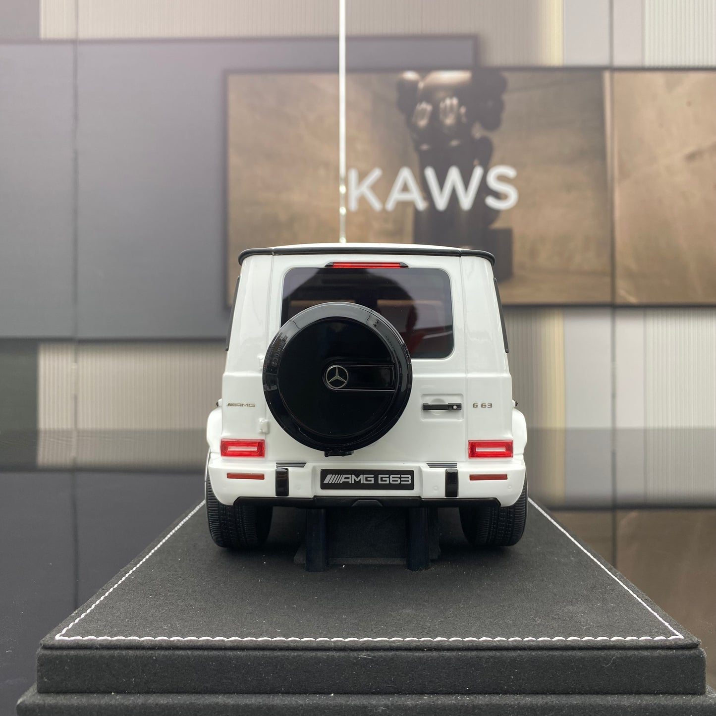 VEHICLE Art 1/18 Mercedes-Benz G63 White Limited Edition Car Model Ornament