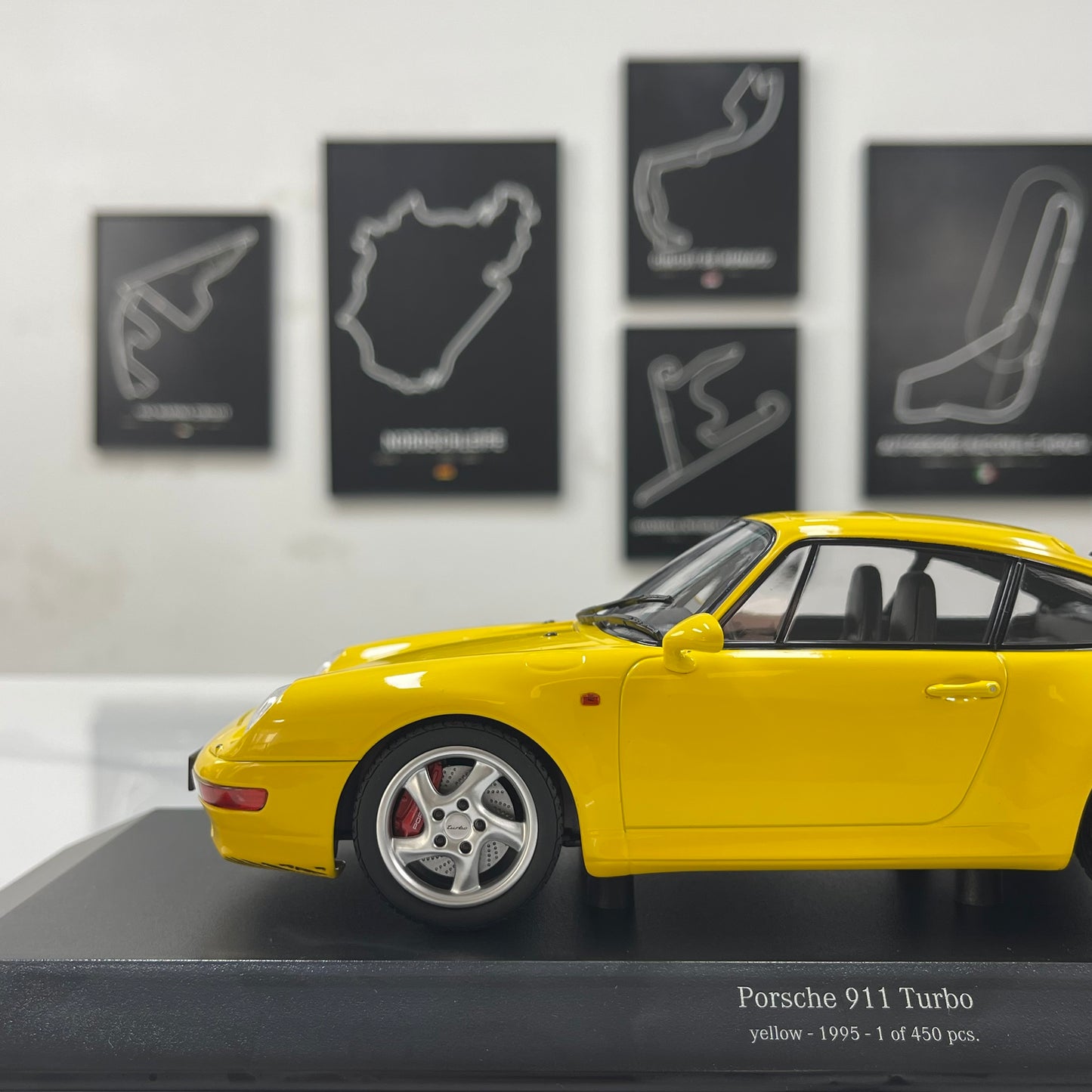 MINICHAMPS 1/18 Porsche 911 (993) Turbo (1995) Yellow 155061172