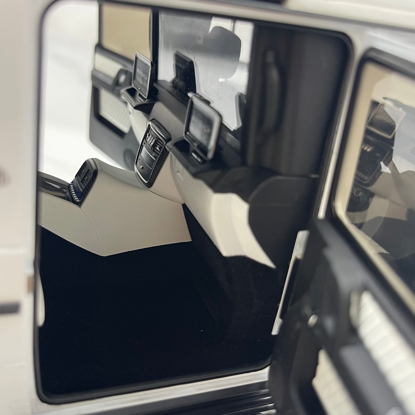 Almost Real 1/18 Mercedes-Benz G 650 Landaulet – Metallic White (820213)