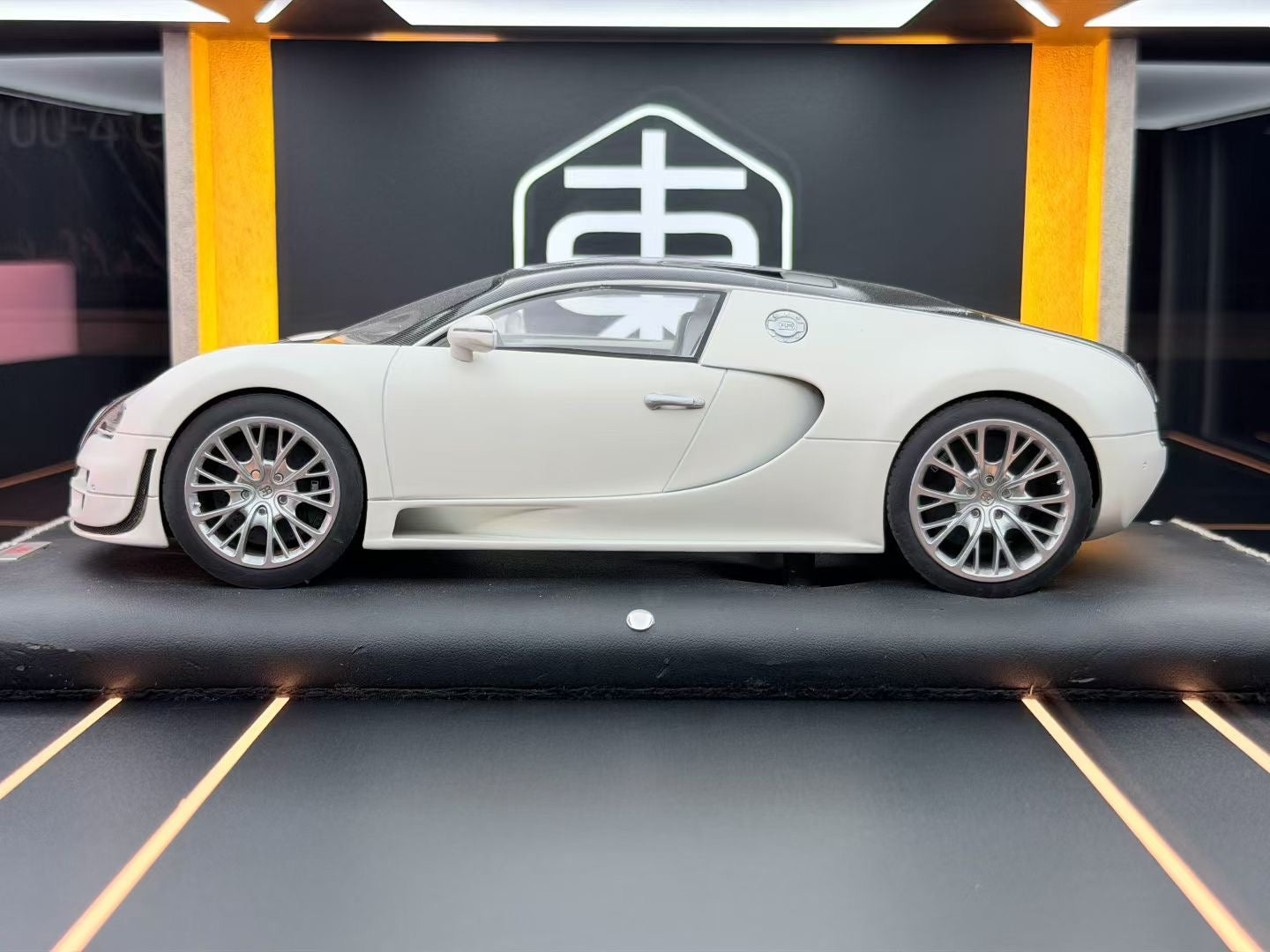 MR 1:18 Bugatti Veyron SS Panda Colorway DDJ016 
Condition: Average