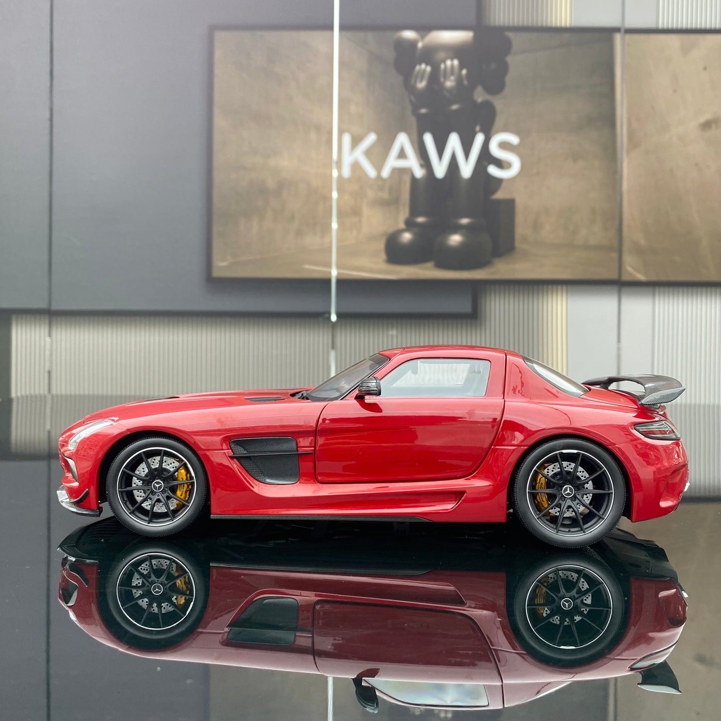 MINICHAMPS 1/18 Mercedes-Benz AMG SLS Black Series Aleación roja Modelo de coche de simulación totalmente abierto Colección de adornos