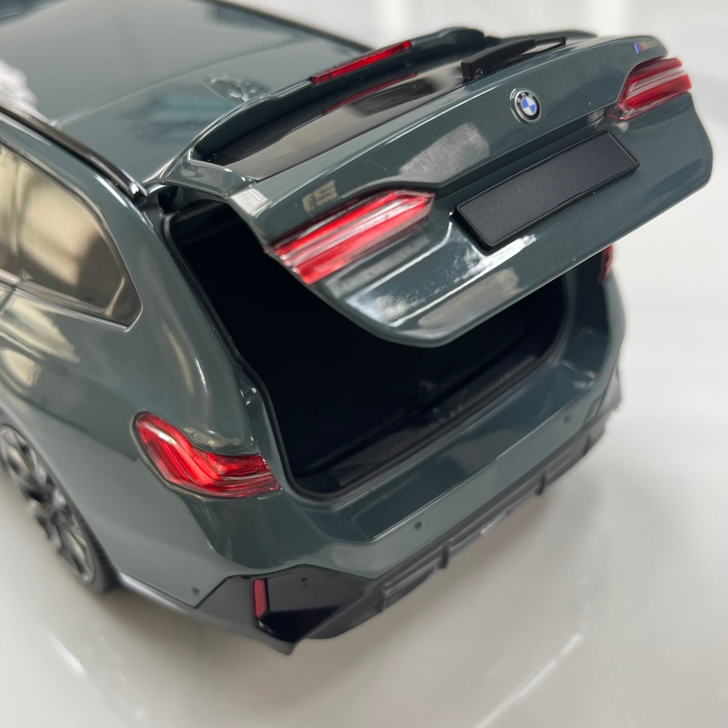 MINICHAMPS 1/18 BMW i5 M60 Touring 2024 Metallic Green 110023600