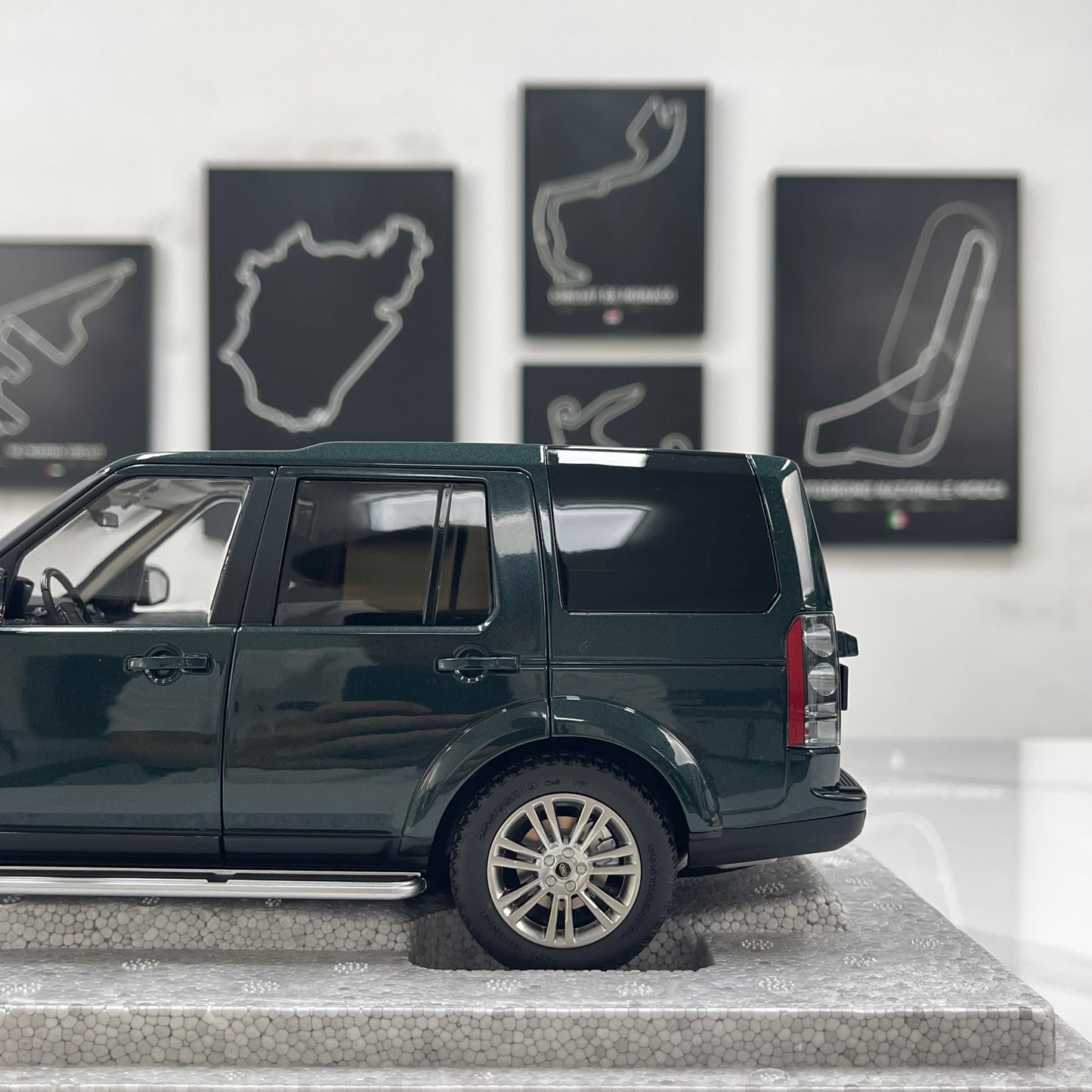 WHELART 1/18 Land Rover Discovery 4 – British Green (WH016)