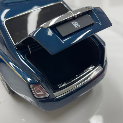 ZP 1/18 Rolls-Royce Phantom VIII (Gold Badge / Leather Suitcase Edition) – Pikes Peak Blue (ZP118)