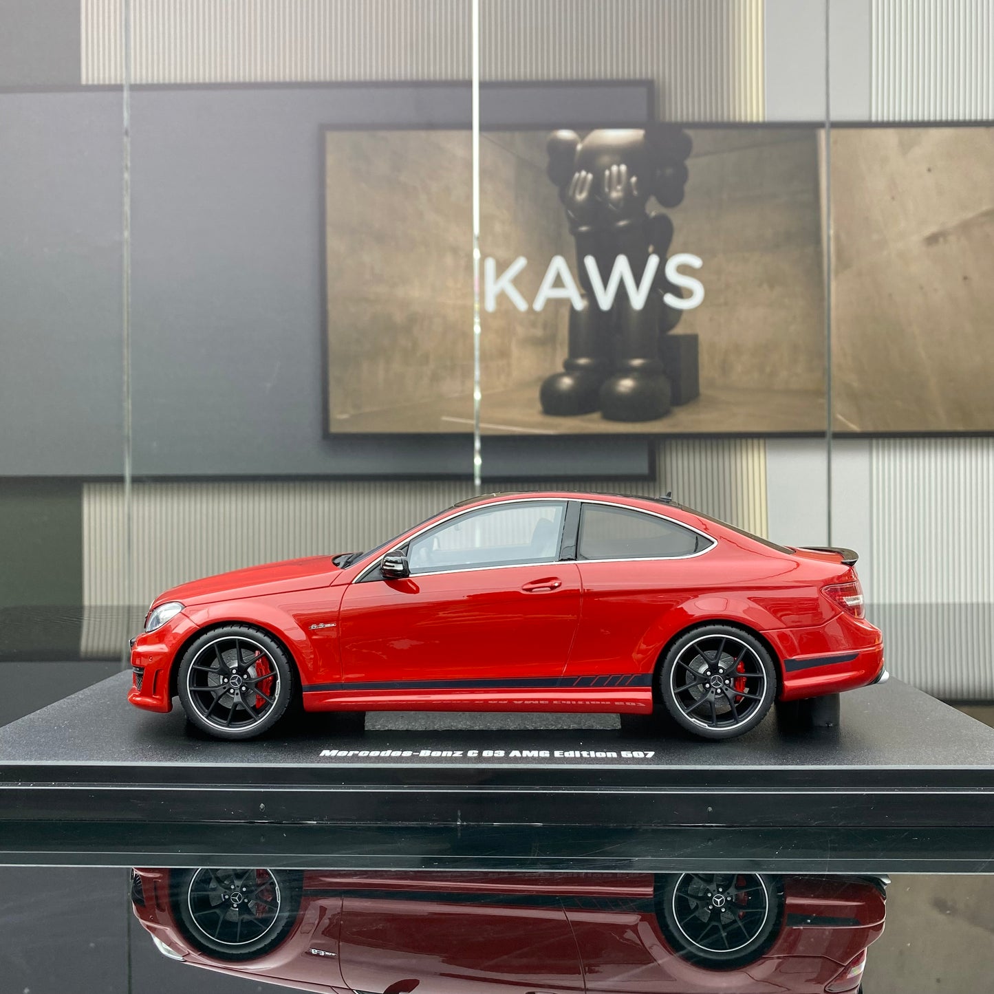 Colección de adornos de resina roja sellada del Mercedes-Benz C63 AMG GT Spirit 1/18