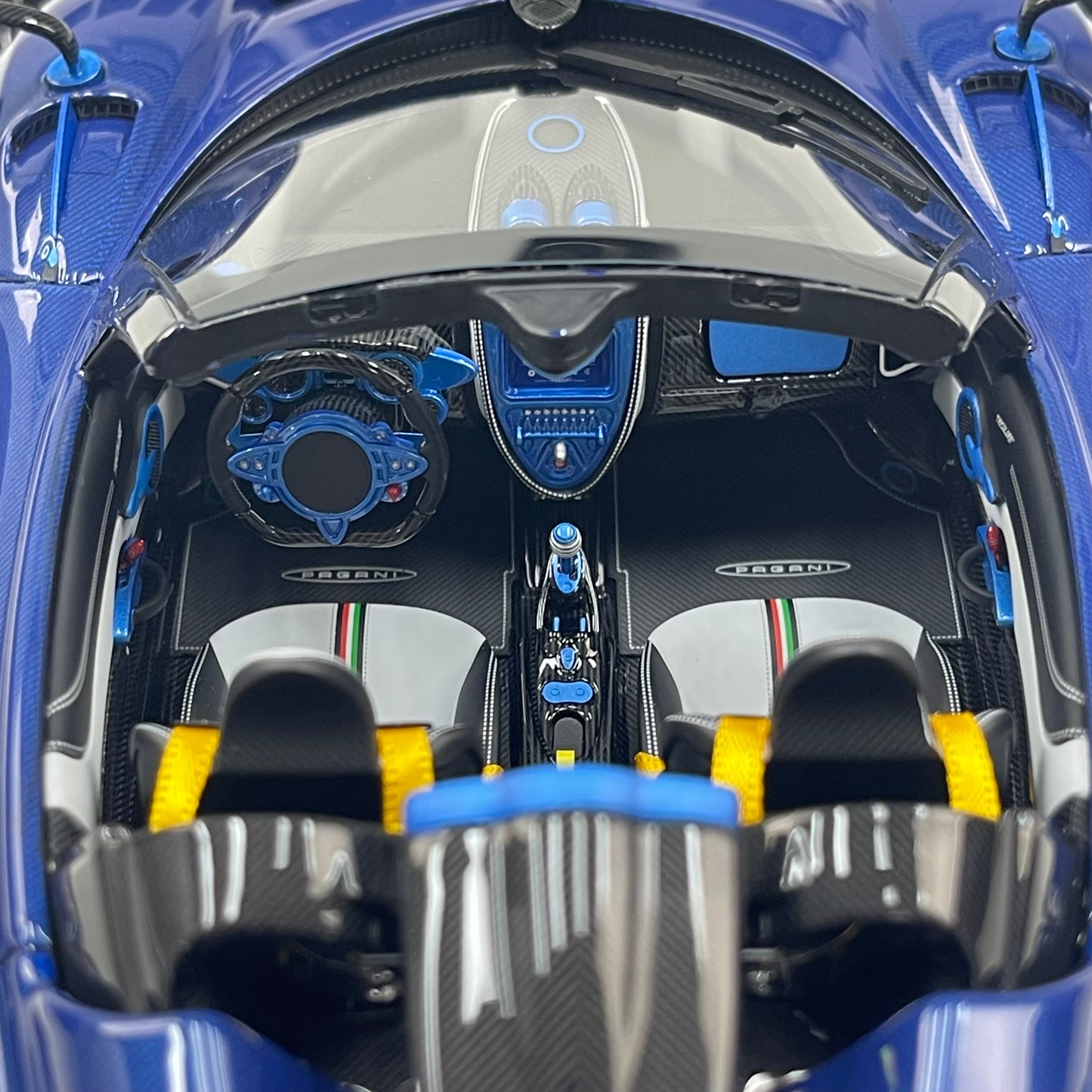 HH Model 1/18 Pagani Huayra Air Force Edition (HH664)