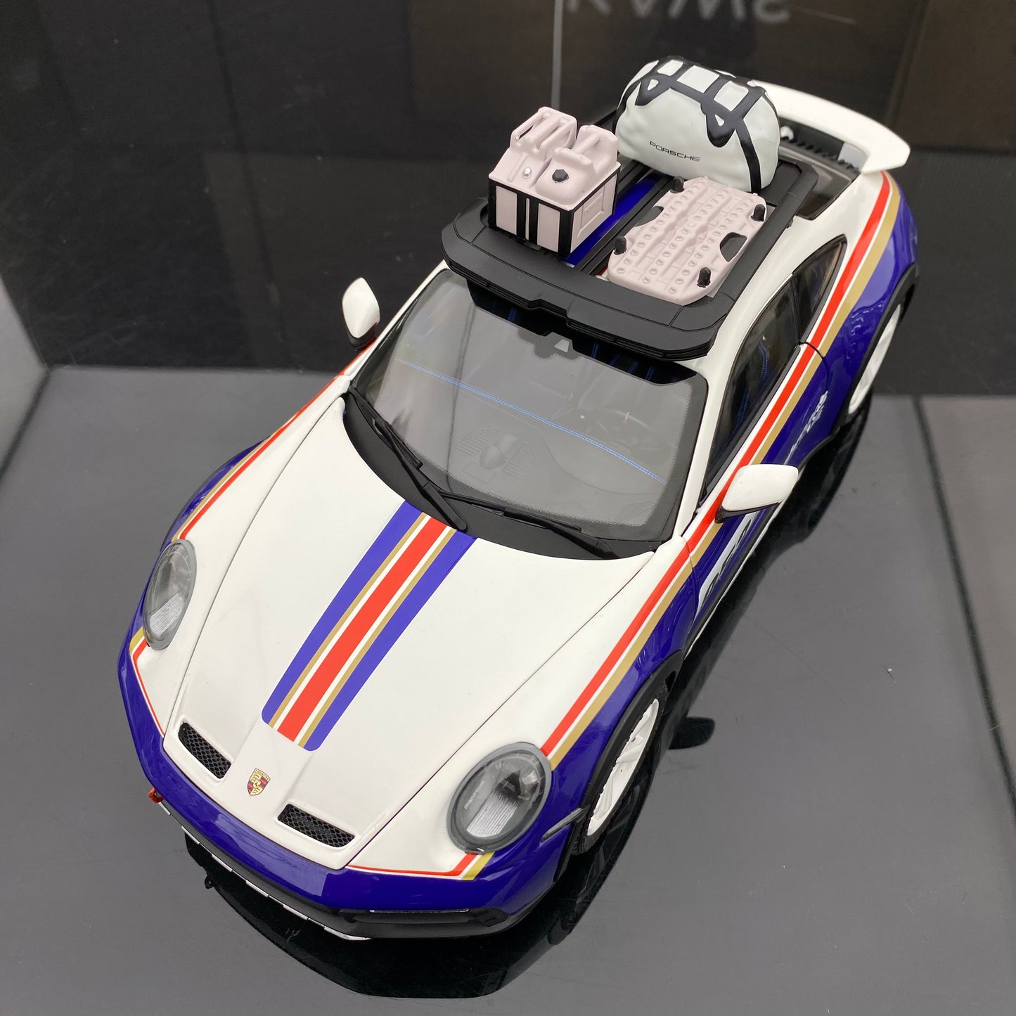 minichamps 1/18 Porsche 911 DAKAR BLUE WITH ROOF RACK alloy car model