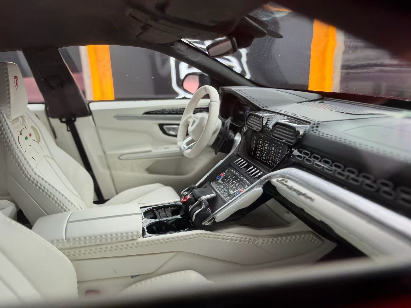 MR 1:18 Lamborghini URUS 02/05 DDJ039