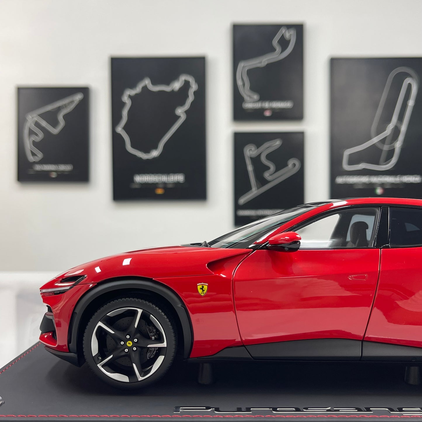 BBR 1/18 Ferrari Purosangue Leather Sole, Standard Red HE180052ADIE