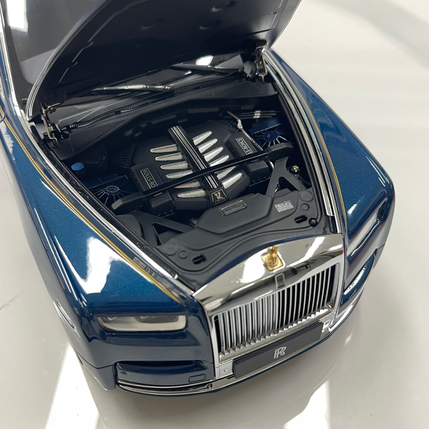 ZP 1/18 Rolls-Royce Phantom VIII (Gold Badge / Leather Suitcase Edition) – Pikes Peak Blue (ZP118)