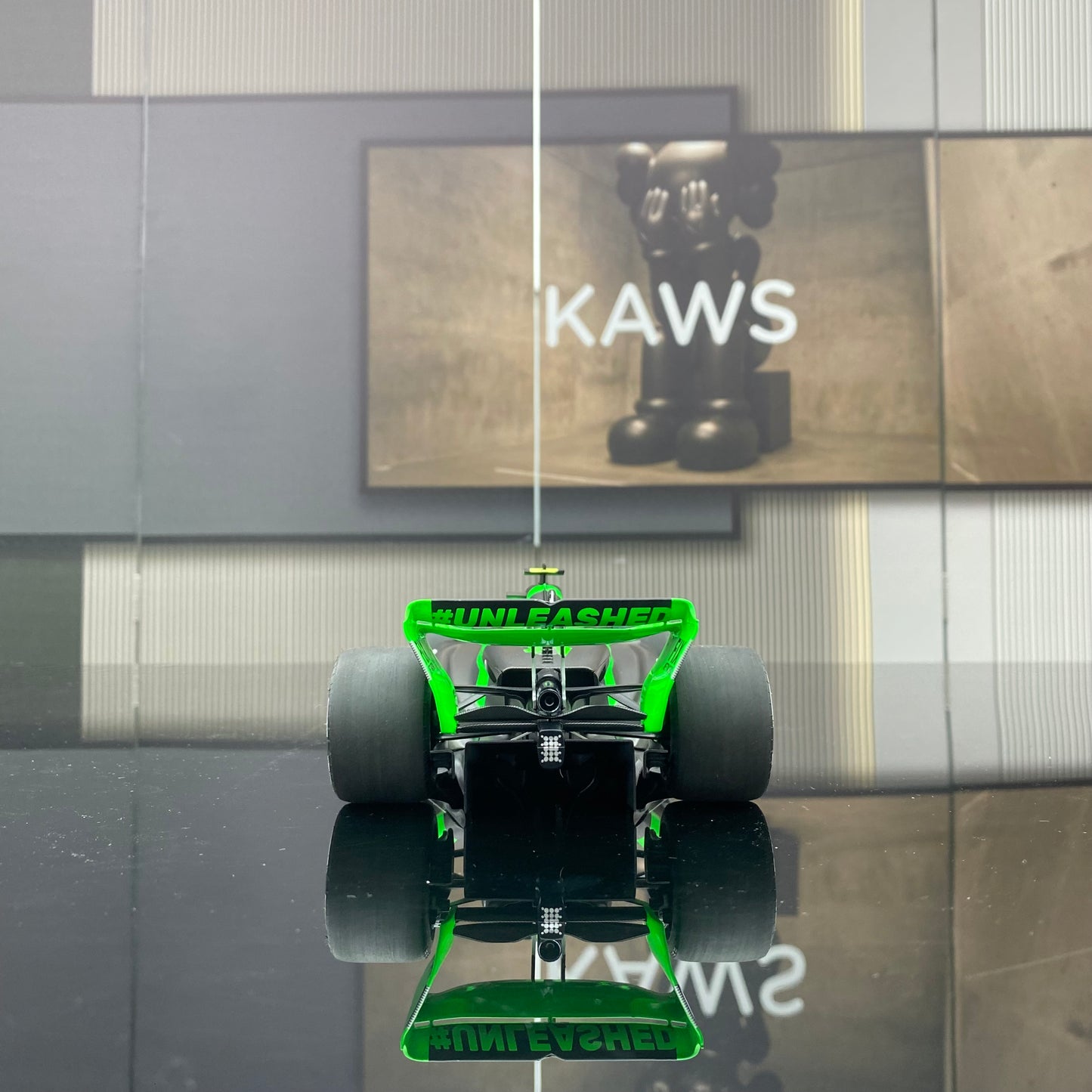 Minichamps 1/18 STAKE F1 TEAM KICK SAUBERC44-ZHOU GUANYU-2024 Precio 1579 117240124