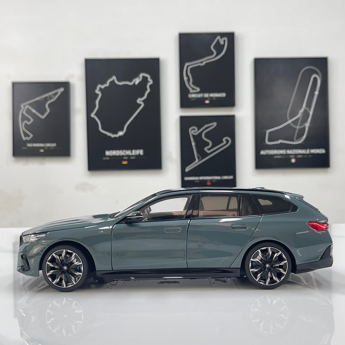 MINICHAMPS 1/18 BMW i5 M60 Touring 2024 Metallic Green 110023600