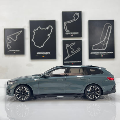 MINICHAMPS 1/18 BMW i5 M60 Touring 2024 Metallic Green 110023600