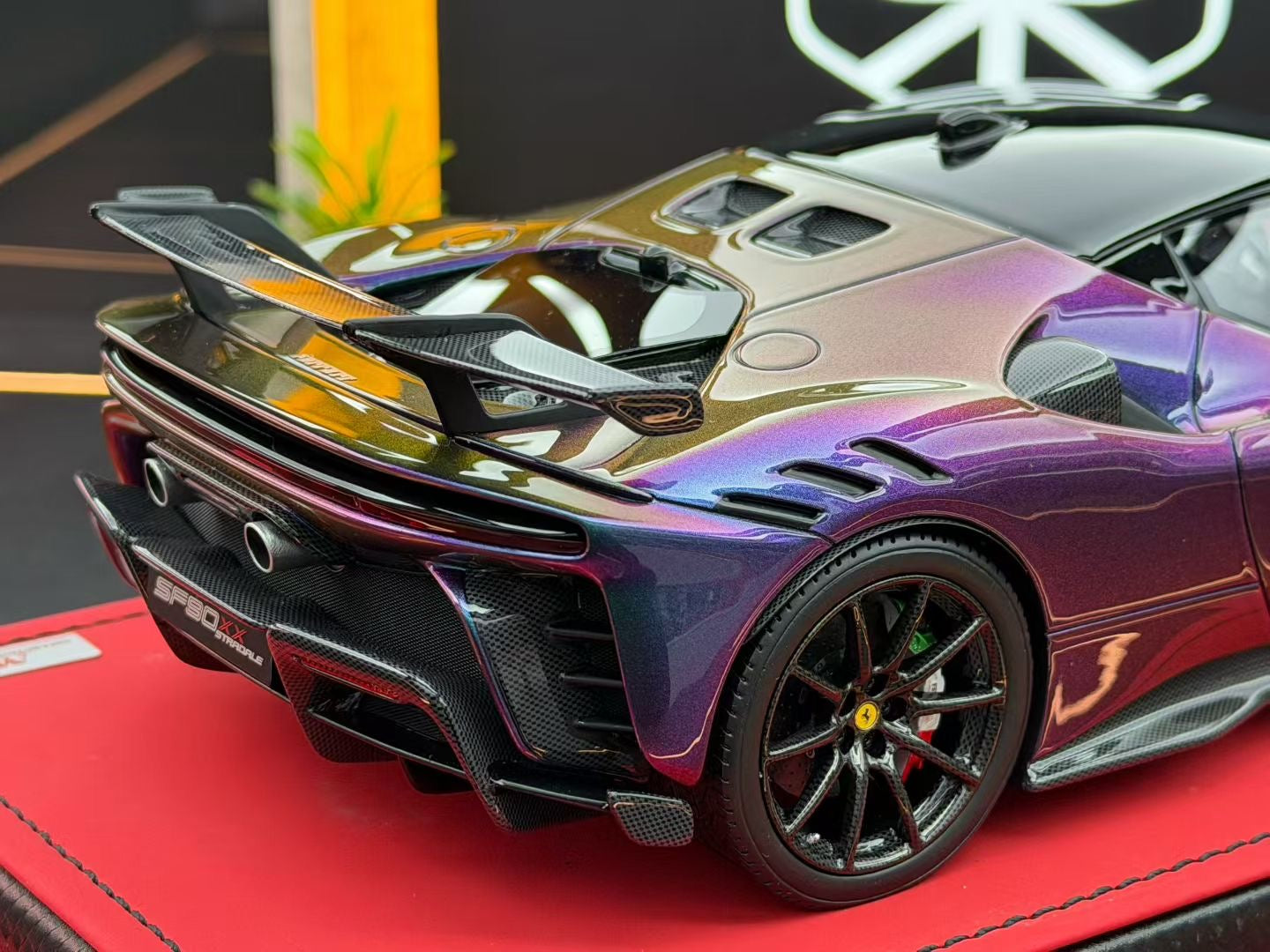 MR 1:18 Ferrari SF90XX Chameleon 03/03 DDJ055