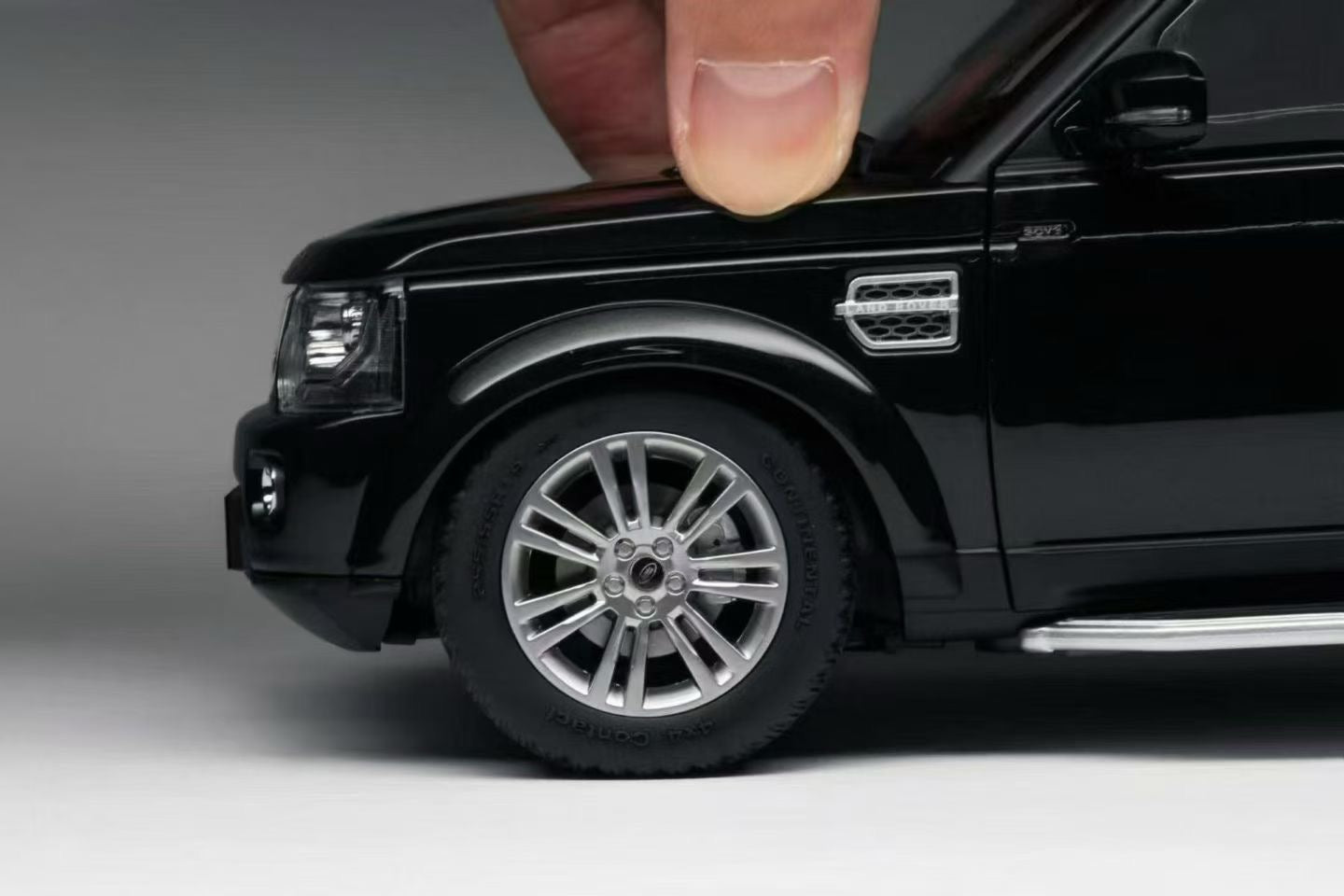 WHELART 1/18 Land Rover Discovery 4 Black Diecast Fully Opening Car Model