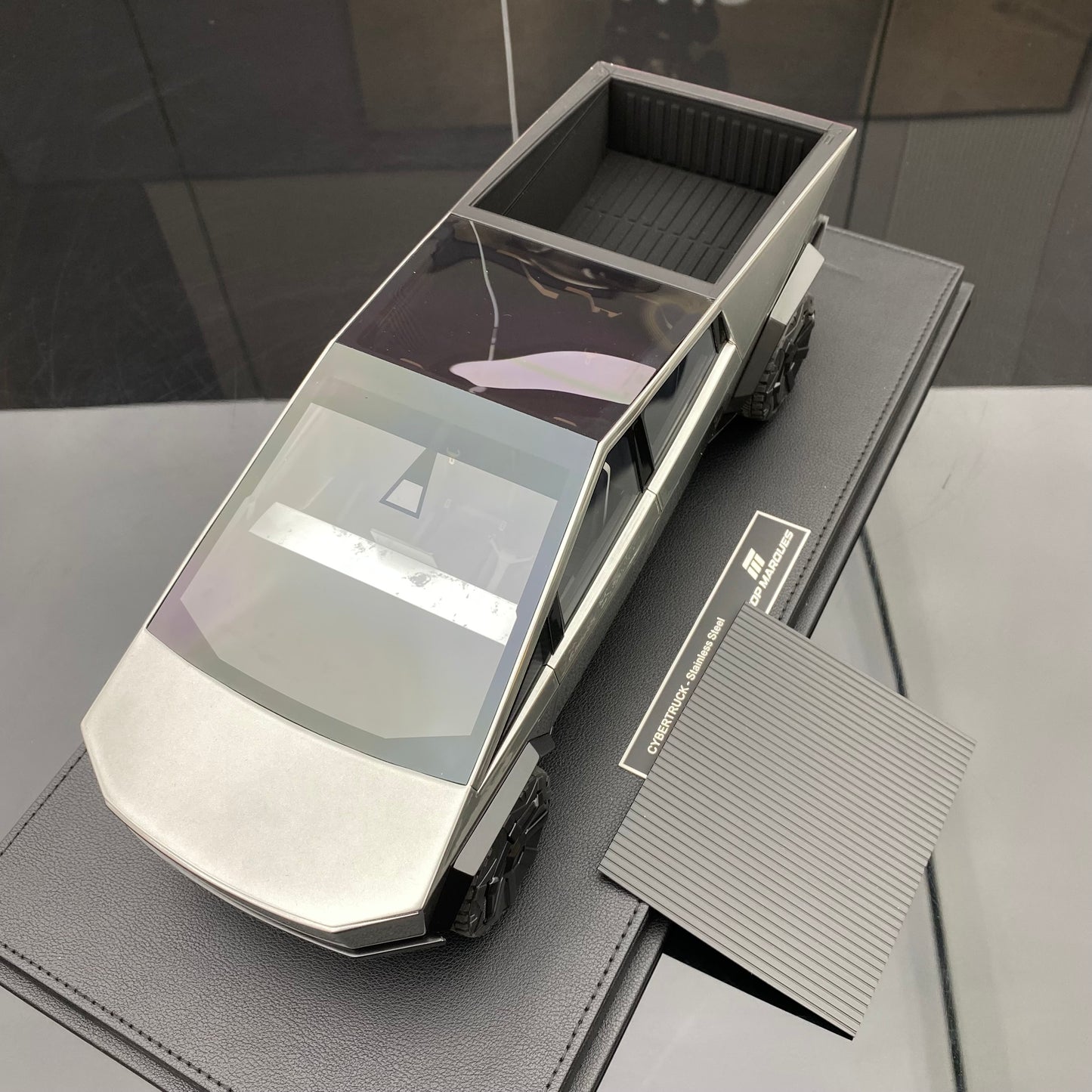 TOP Marques 1:18 Tesla Cybertruck resin car model