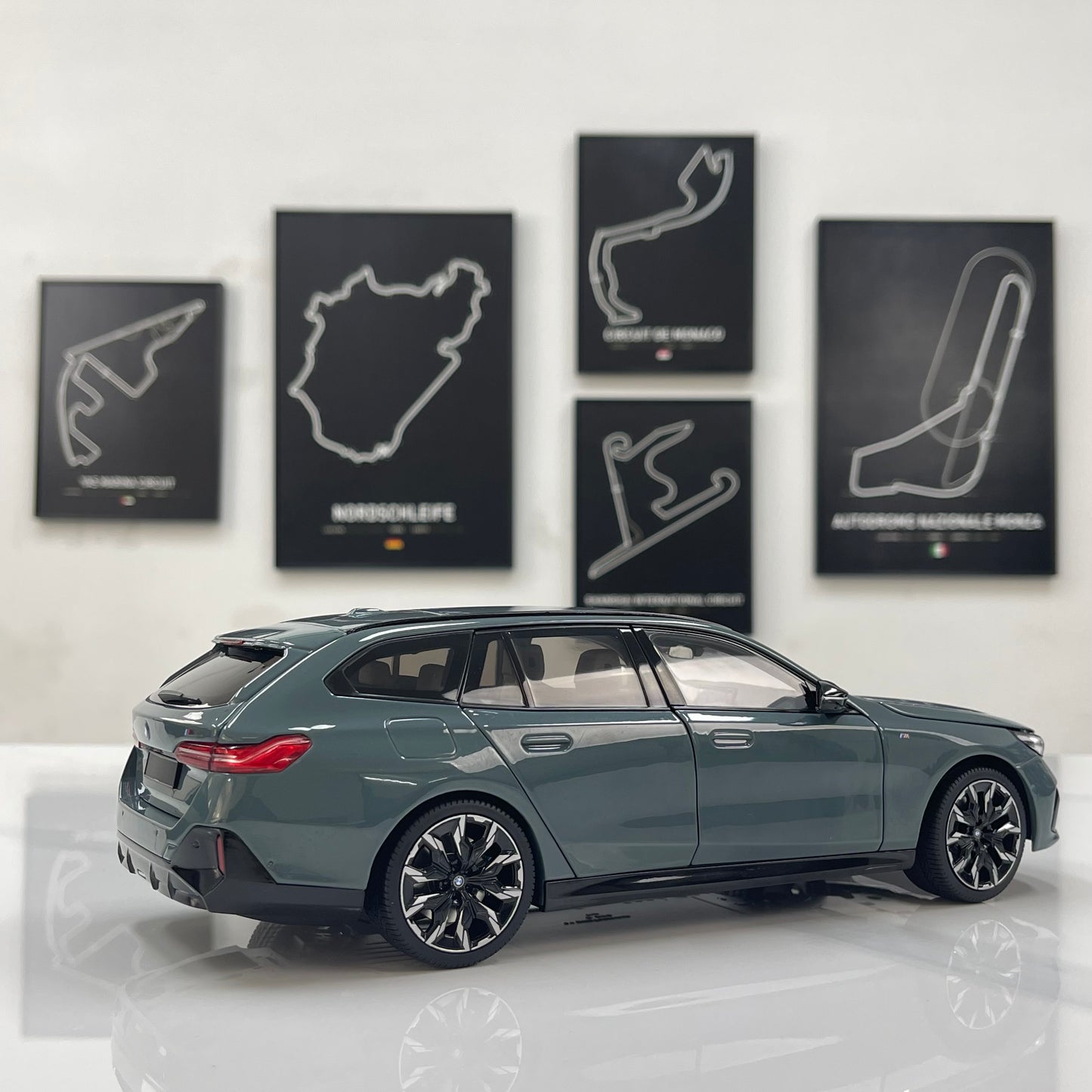MINICHAMPS 1/18 BMW i5 M60 Touring 2024 Metallic Green 110023600