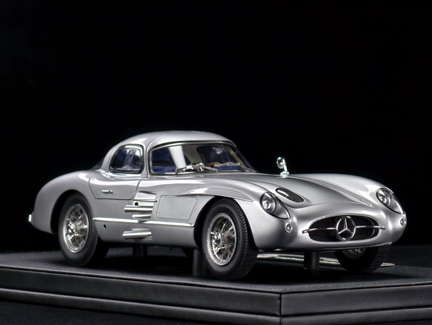 V8 MODEL 1/18 Mercedes-Benz 300SLR Resin Car Model with opening hood and detailed engine.
