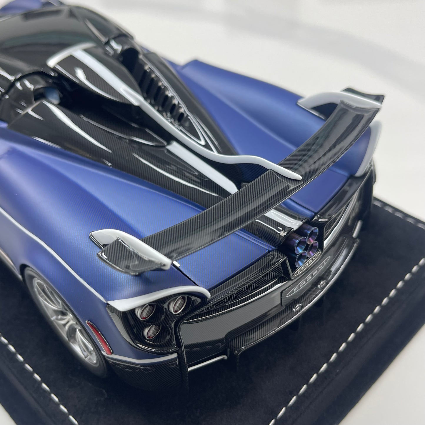 HH Model 1/18 Pagani Huayra – Matte Blue & Carbon Black (HH663)