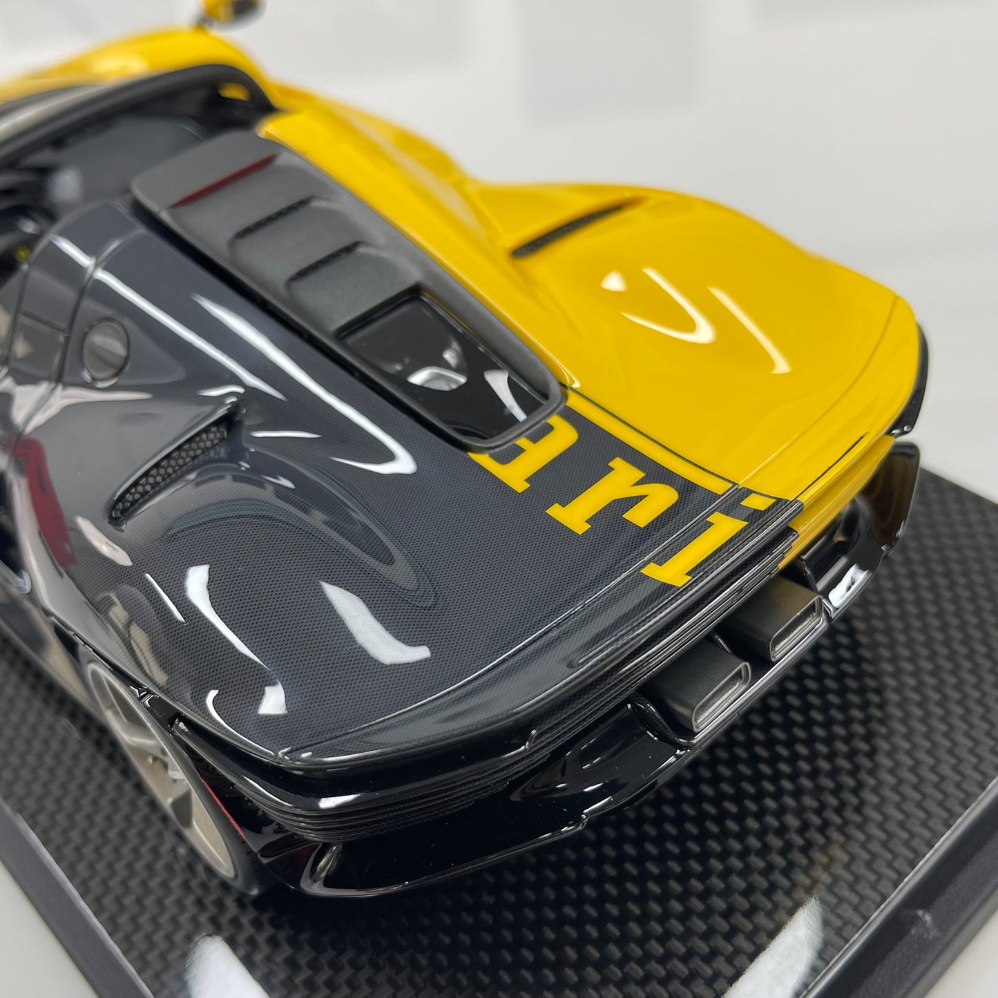 MR 1/18 Ferrari Icona Daytona SP3 Special Edition - Modena Yellow (FE036SE6)