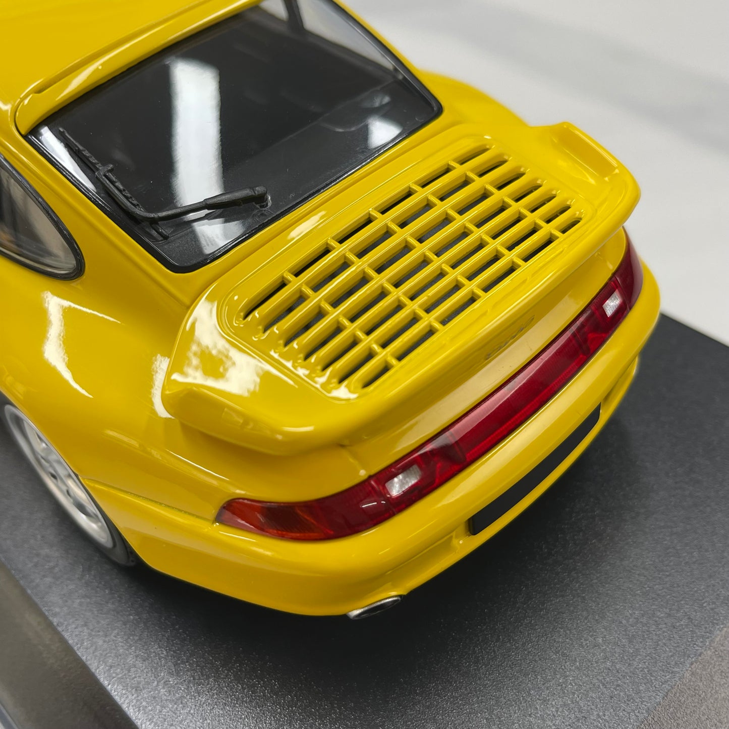 MINICHAMPS 1/18 Porsche 911 (993) Turbo (1995) Yellow 155061172