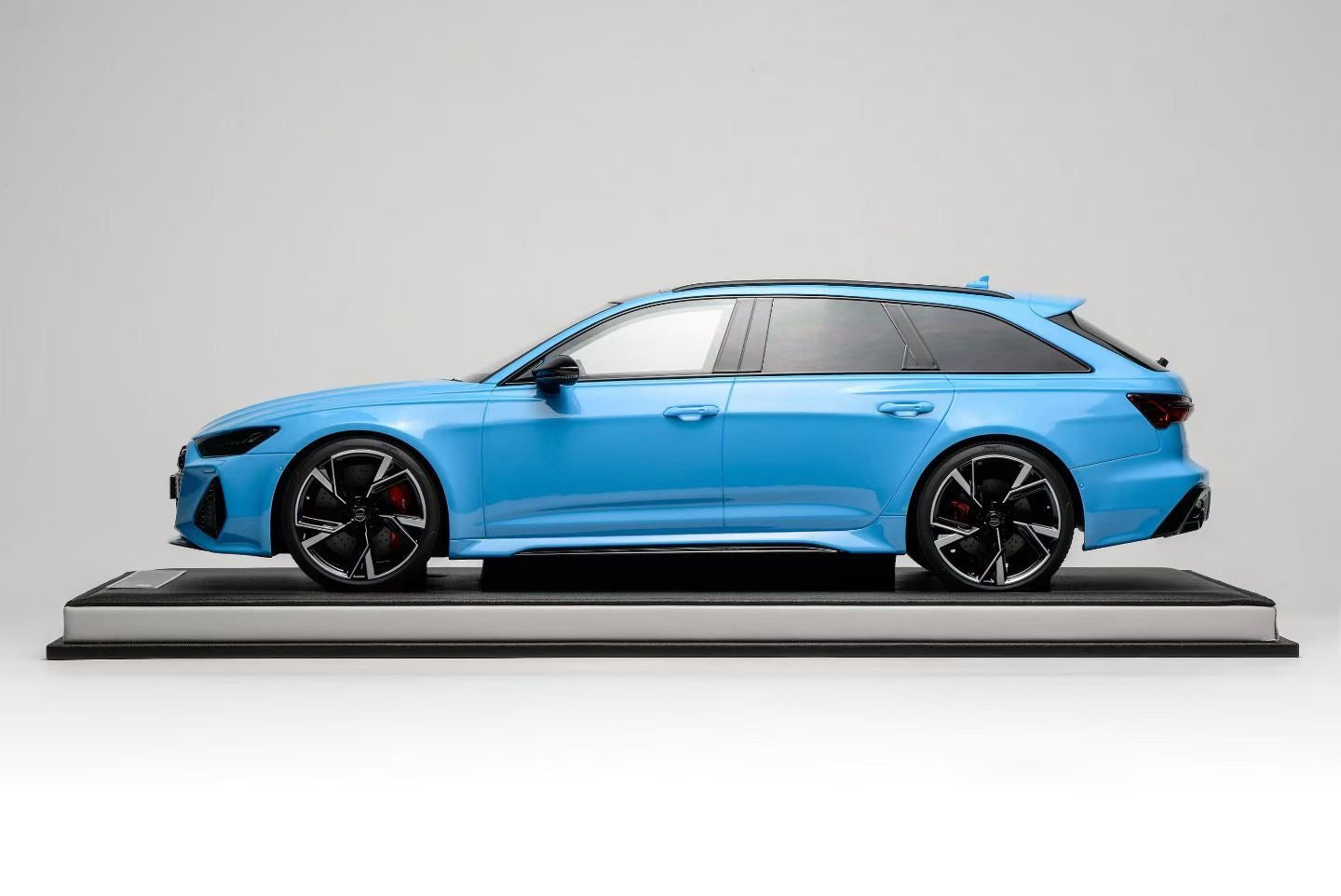 MOTORHELIX 1/12 Audi RS6 Avant 2021 (C8) resin car model