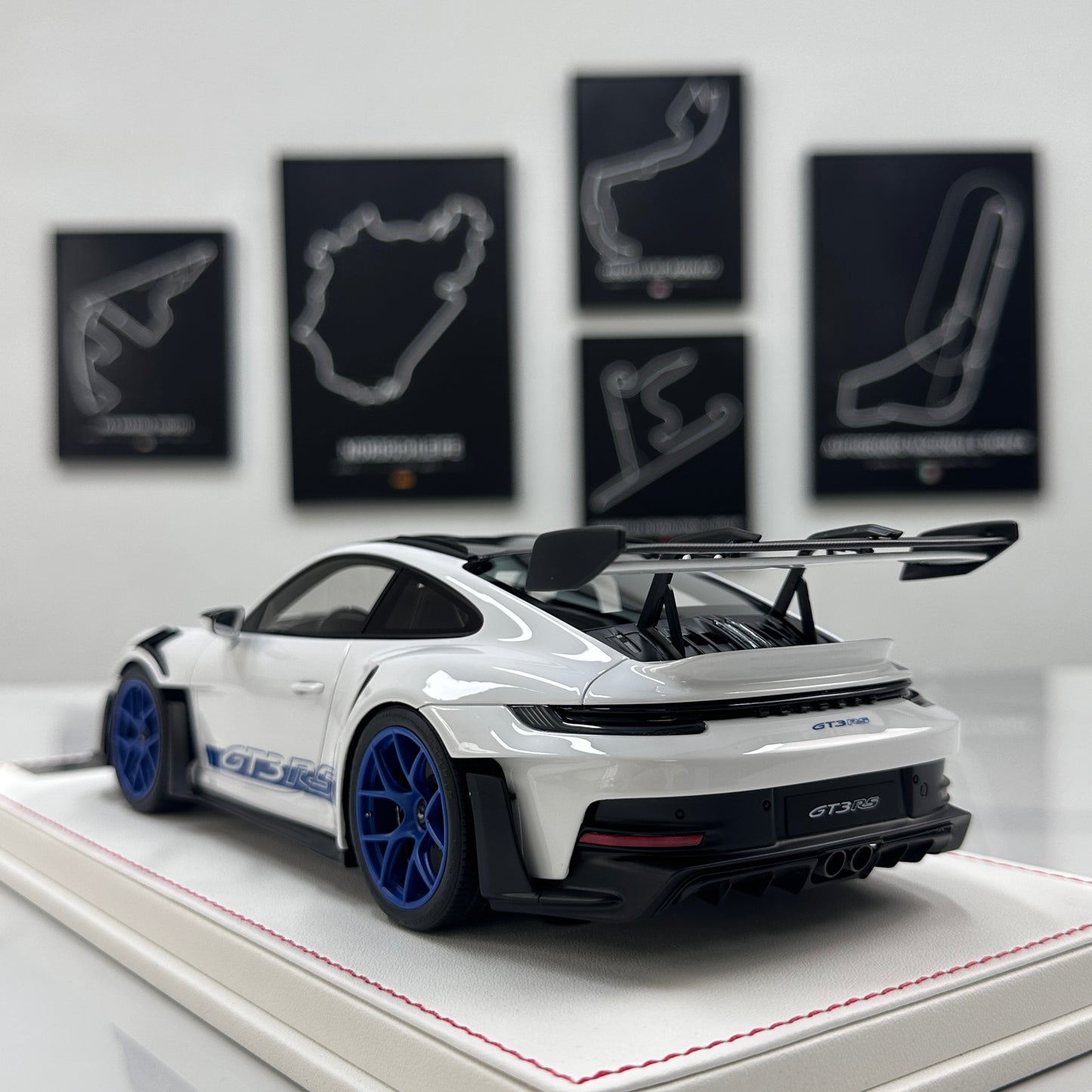 GH MODEL 1/18 Porsche 992 GT3RS, Sky Grey Limited Edition Model Car Figurine