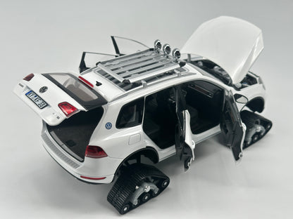 Kyosho 1/18 Volkswagen Touareg Snowmobile Alloy Simulation Model Car Ornaments Birthday Gift