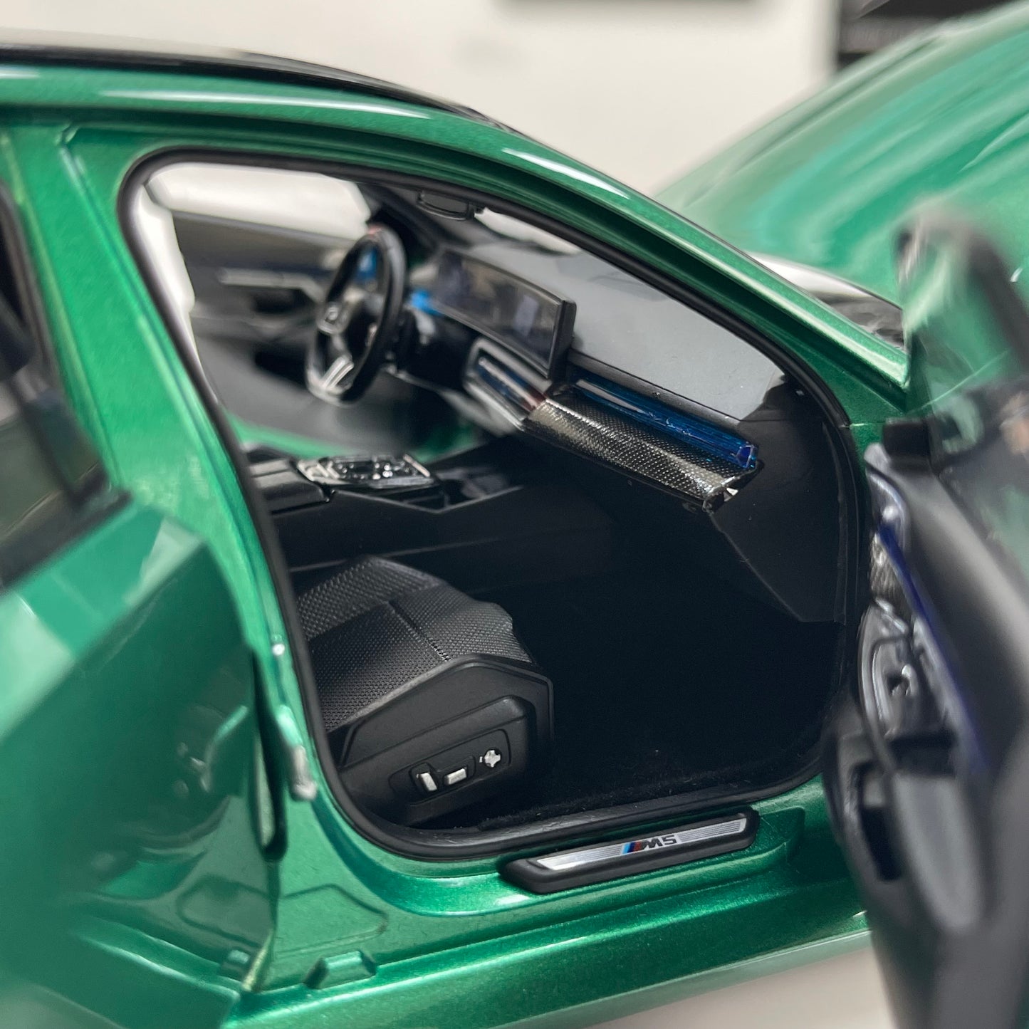 MINICHAMPS 1/18 BMW M5 Touring (2024) – Metallic Green – 110023902