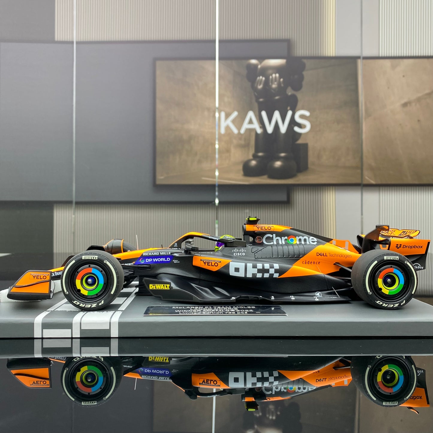 MINICHAMPS 1/18 McLaren FORMULA 1 TEAM MCL38 - LANDO NORRIS black and orange paint