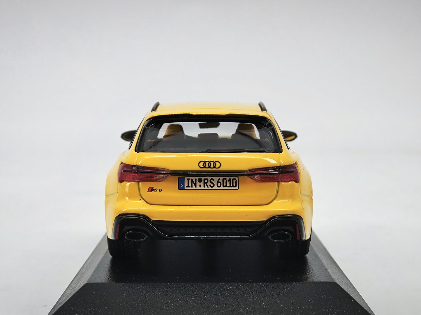 MINICHAMPS 1/43 Audi RS6 Alloy Enclosed Car Model Ornaments