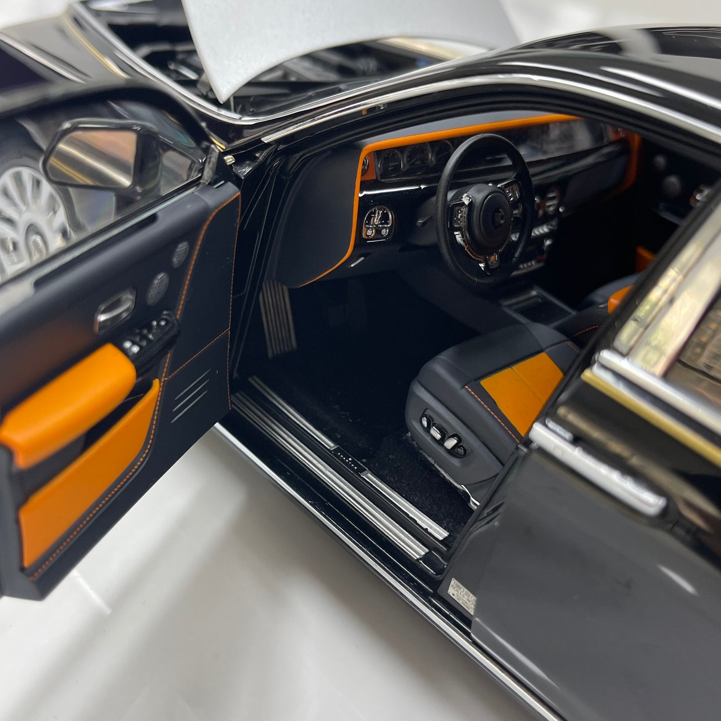 ZP 1/18 Rolls-Royce Phantom VIII (Gold Badge & Luggage Set Edition) – Pearl Black / Silver Roof (ZP115)