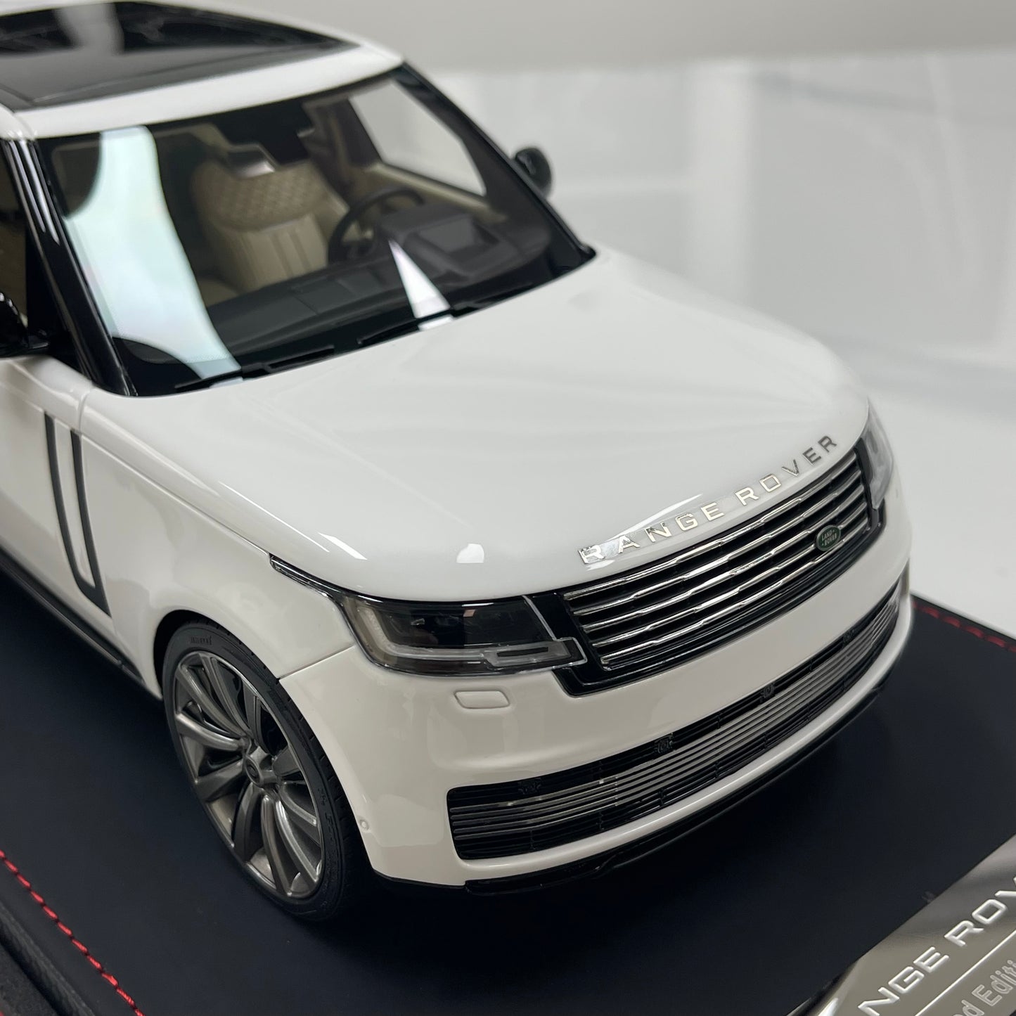 BBA MODEL 1/18 Land Rover Range Rover SVAutobiography Long Wheelbase — White Resin Model Car